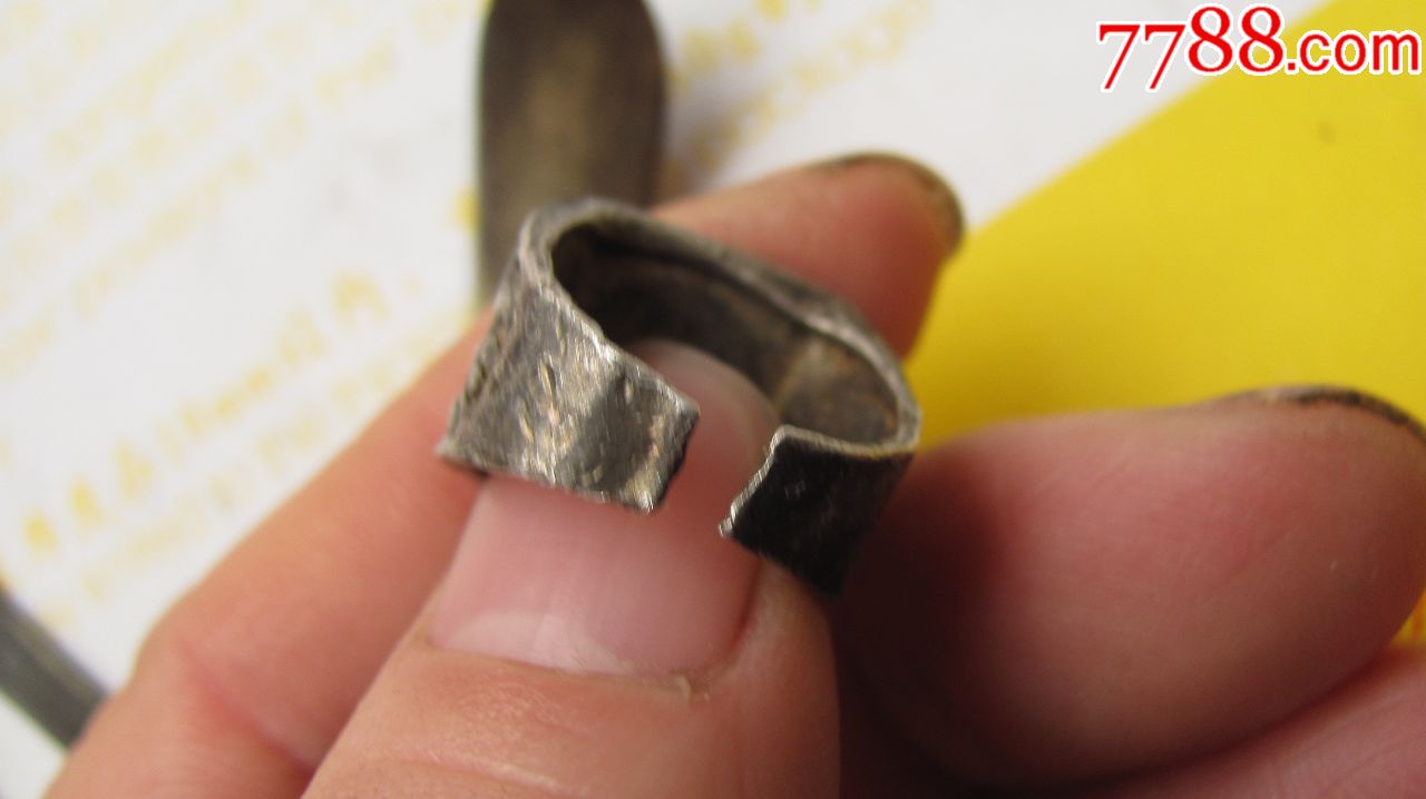 工艺漂亮复杂手感重的老古董清代银戒指一个