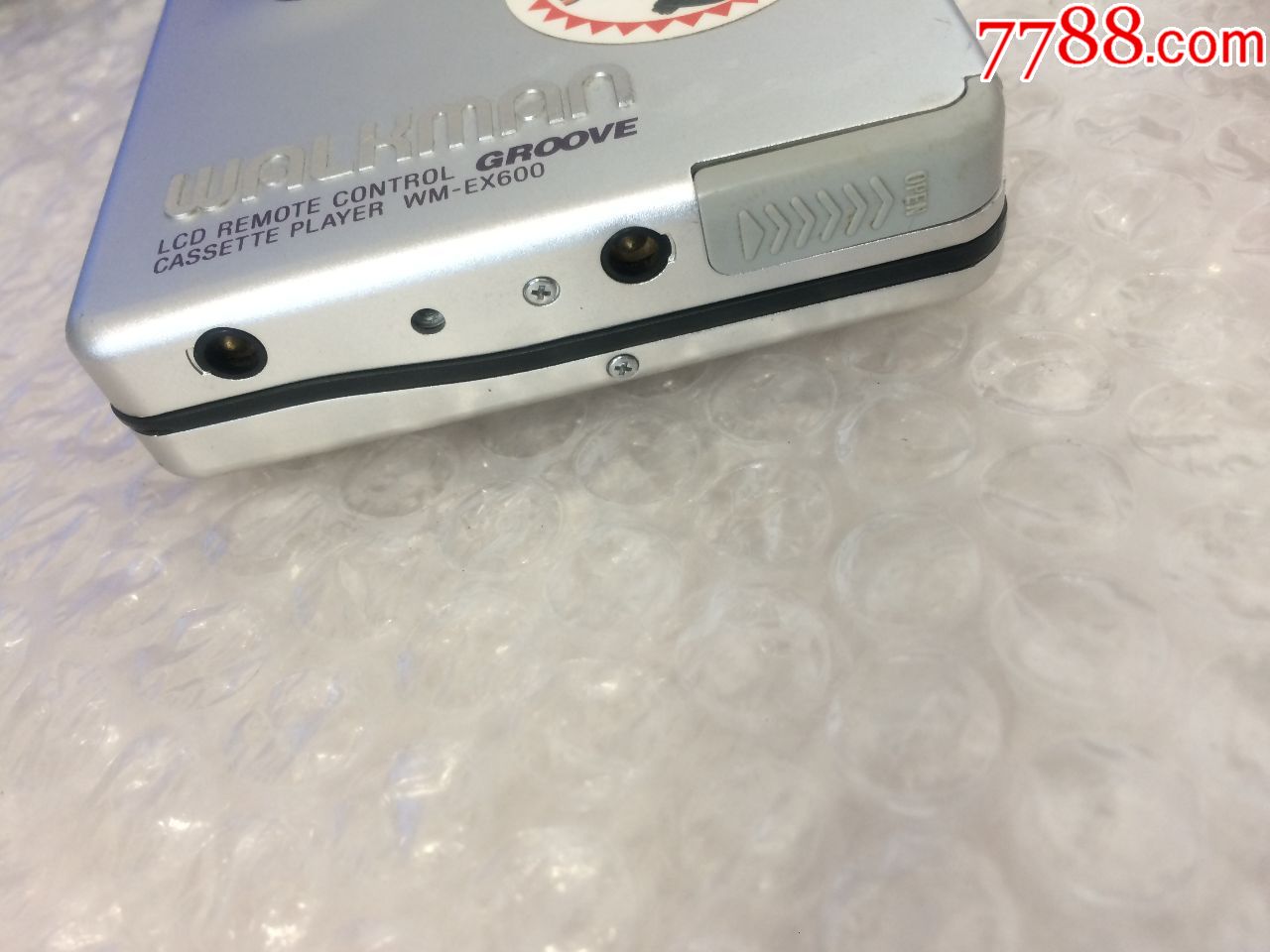 一台经典索尼sonywm-ex600磁带随身听,送口香糖电池一个.