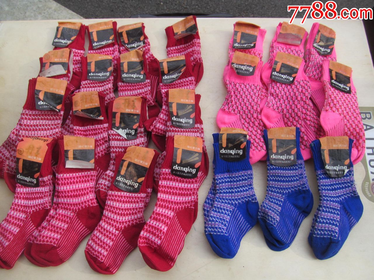 全新品,品相如图$109品99八九十年代袜子c20,一个有封标,一个没有