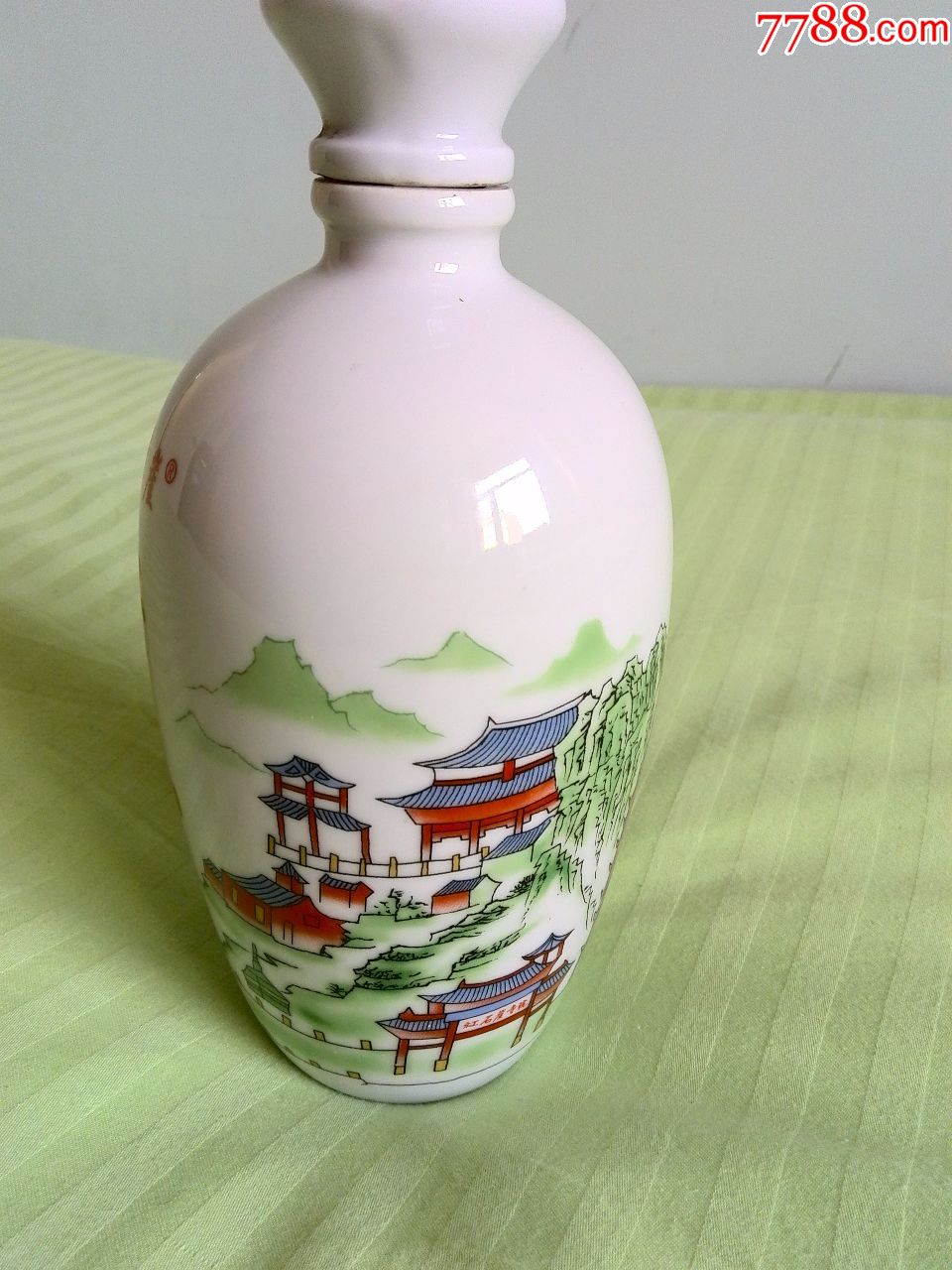 少见,内蒙古呼和浩特红崖寺酒厂--红台牌白酒瓷瓶(景德镇制作)