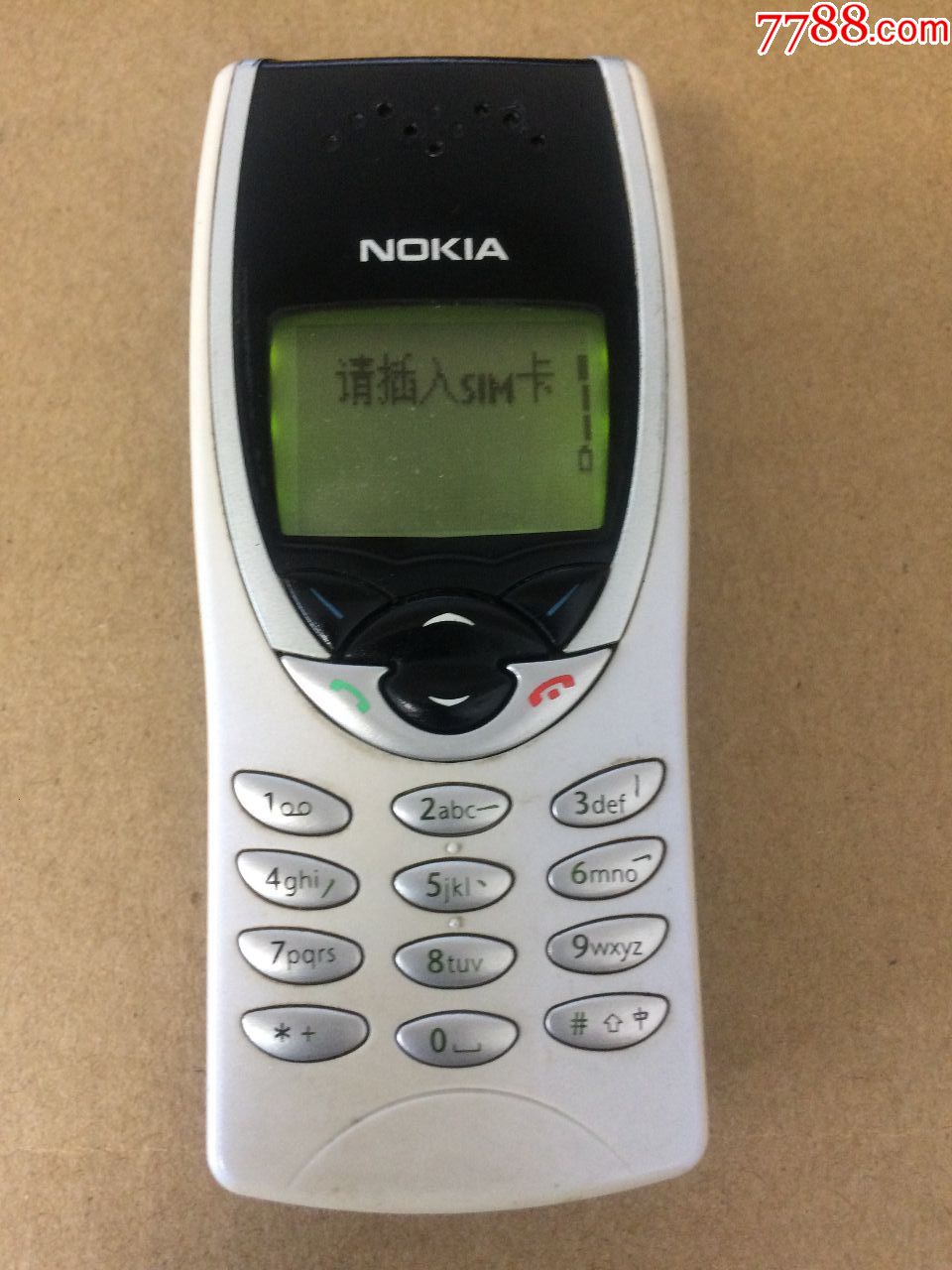 一个经典收藏金色诺基亚nokia,n8210手机.