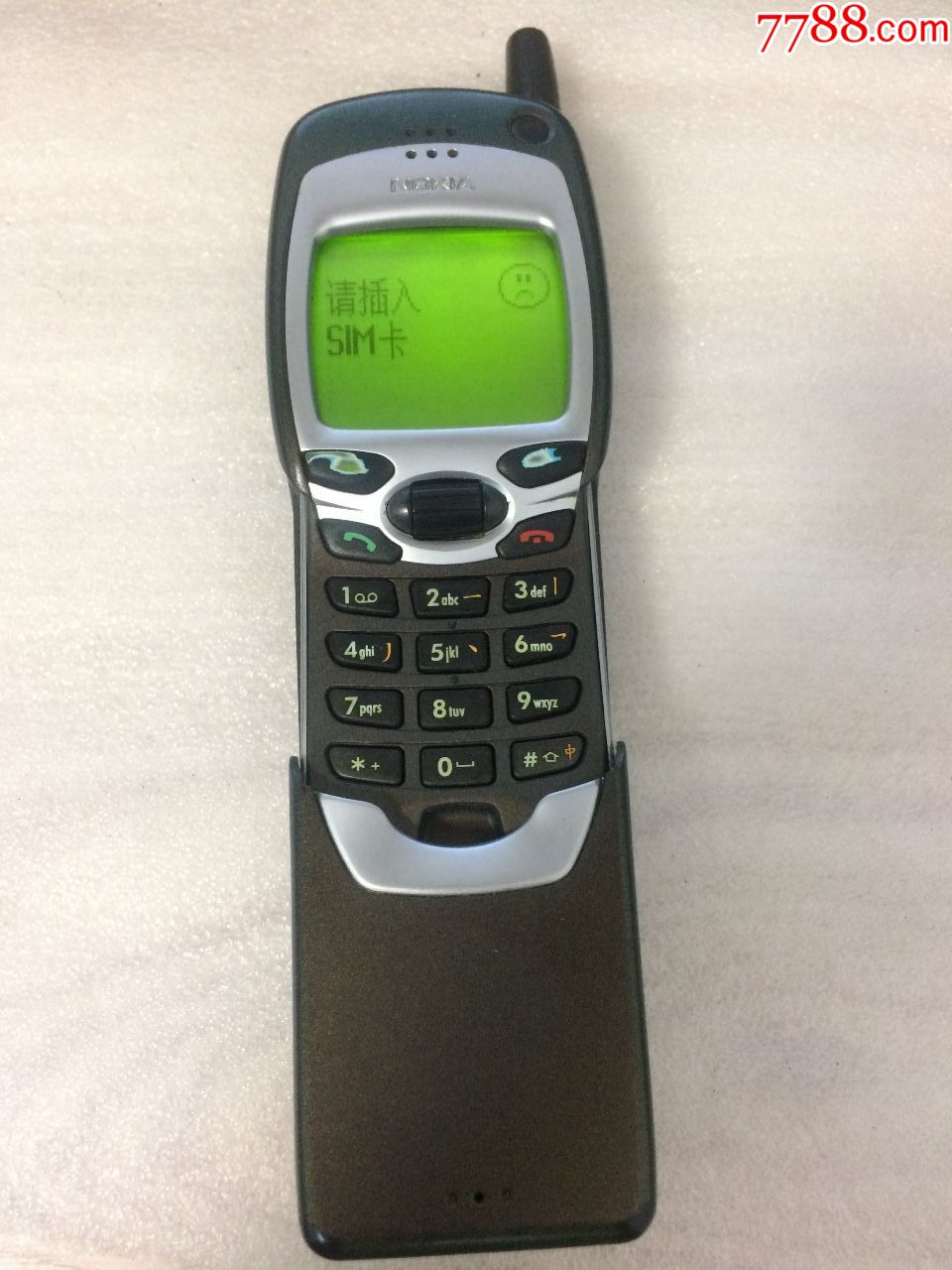 一台经典诺基亚7110滑盖手机