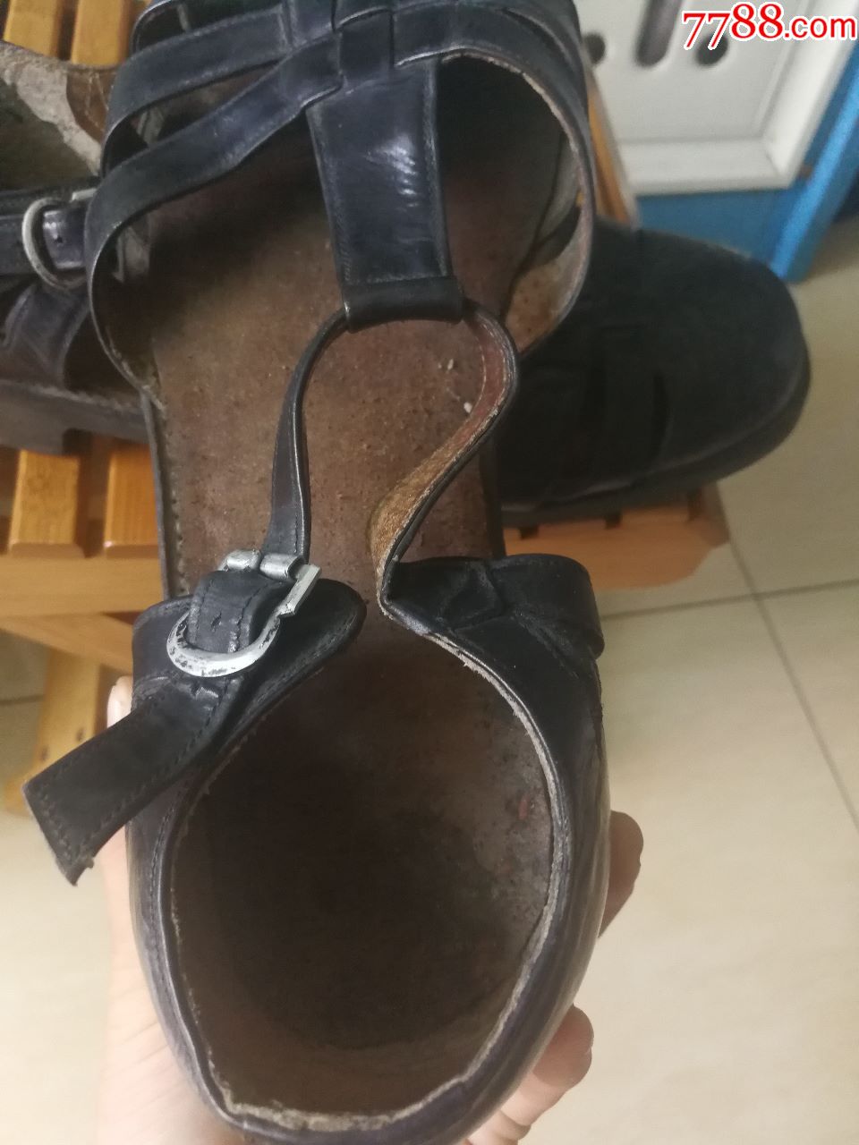 一双老式皮凉鞋