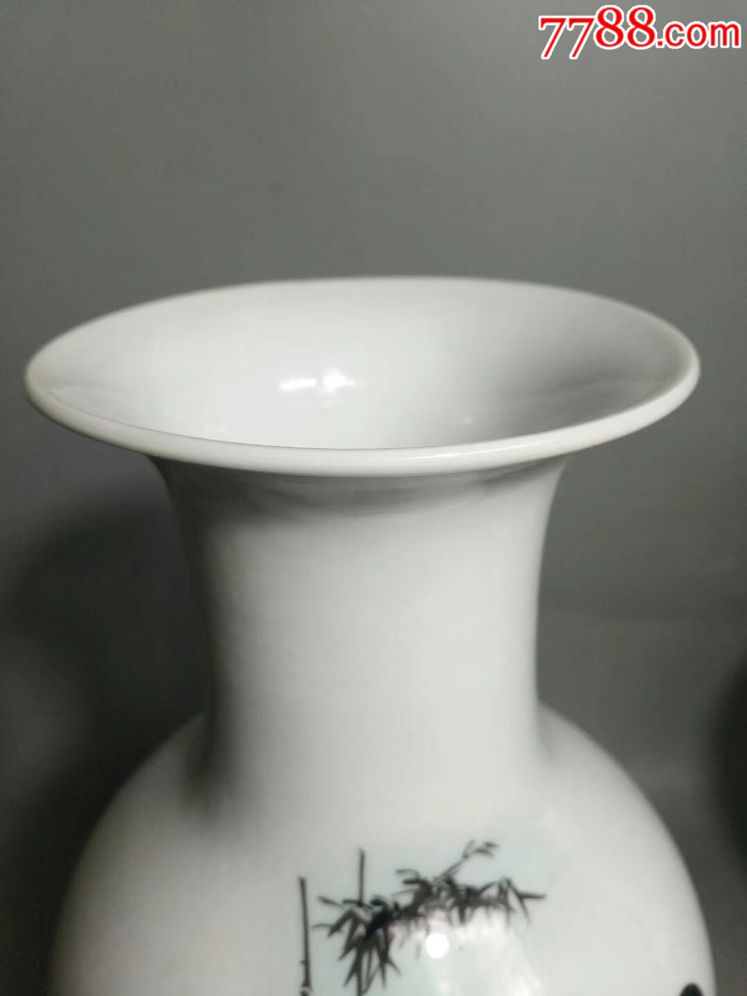 一九六二年怀仁堂美女纹花瓶,画工精美,胎质细腻,色彩