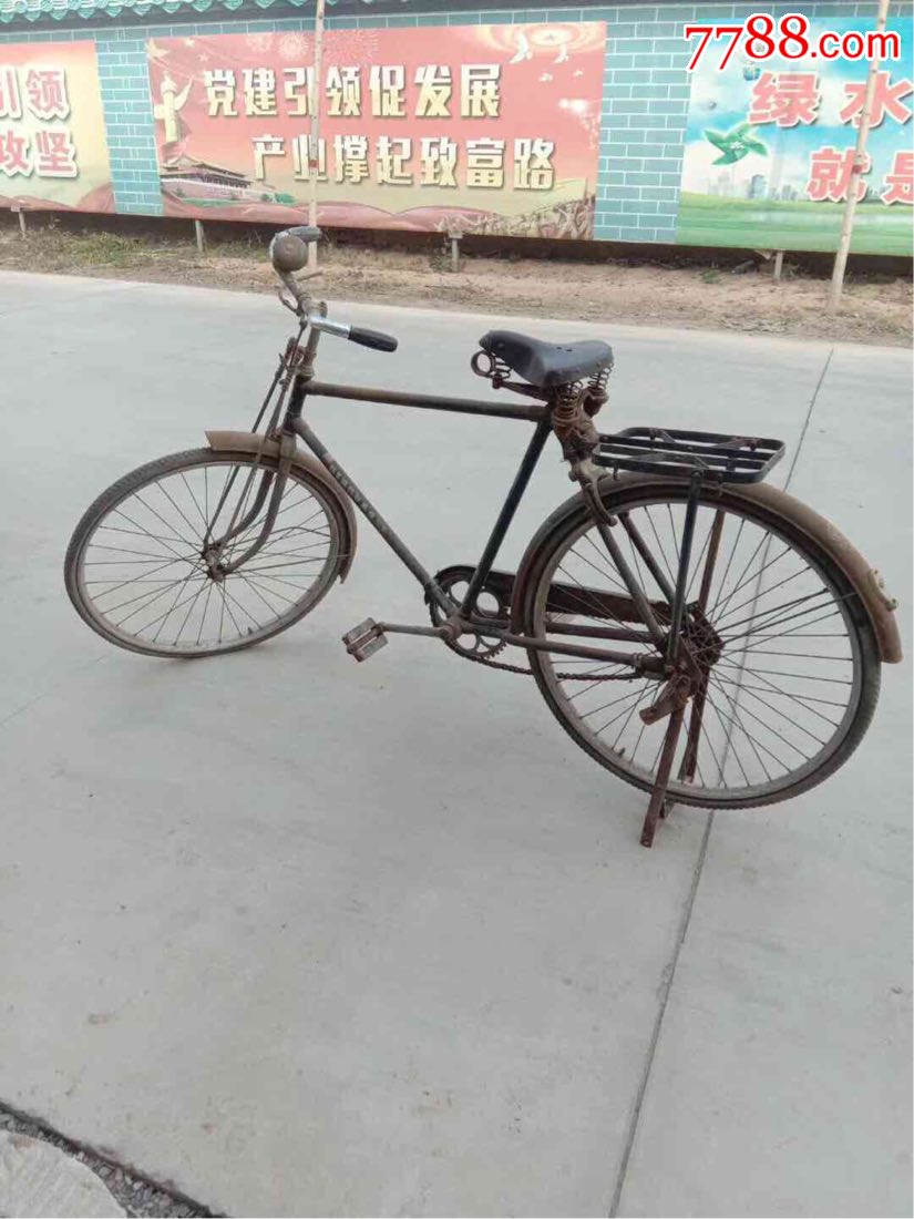 传统老式金鹿牌自行车,品相如图,保存完好,正常使用!包老包真