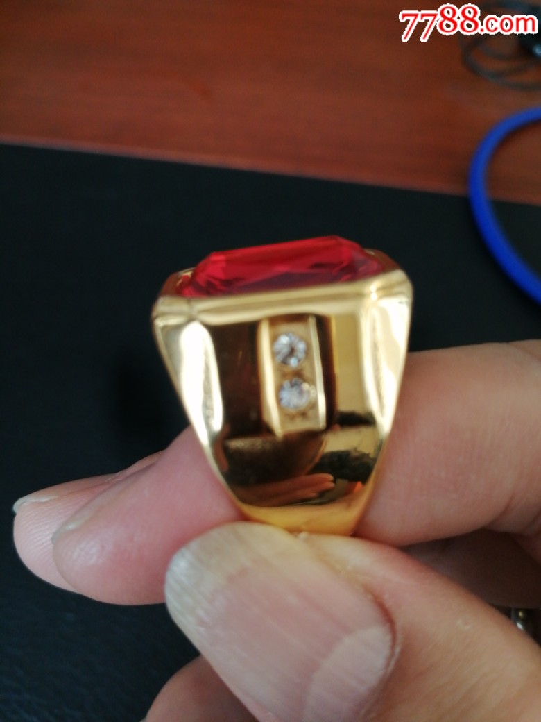 红色宝石男式戒指镶嵌4粒小钻内壁刻有老凤祥18k