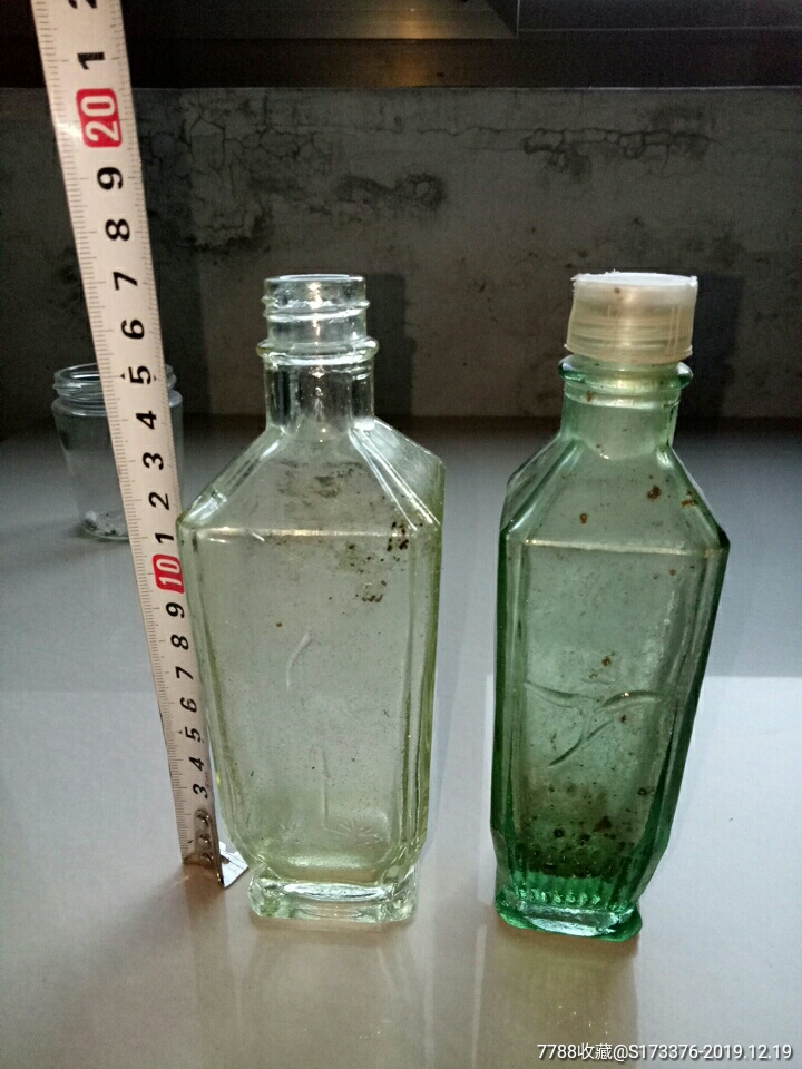 两个小酒瓶子