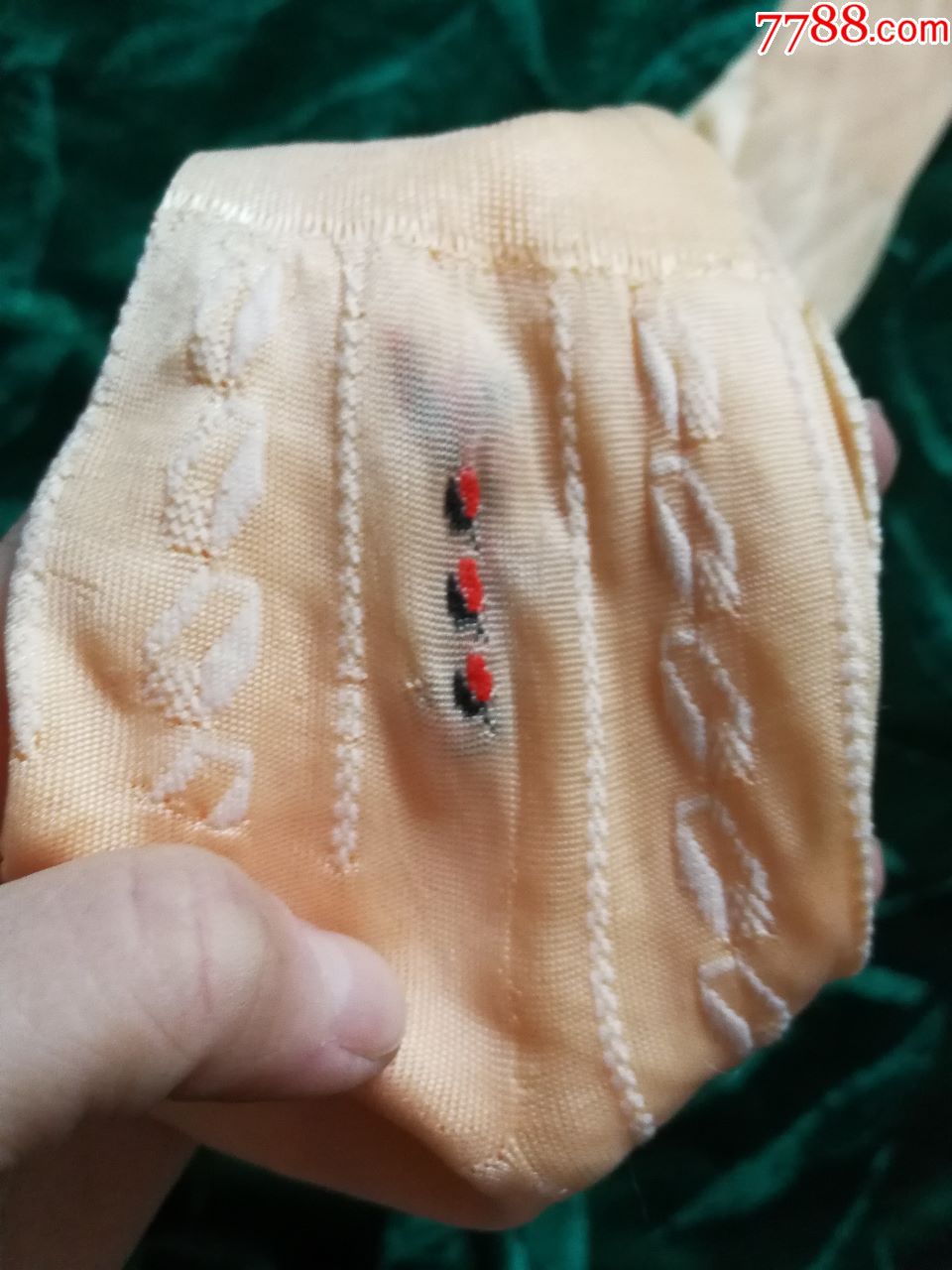 三个老式锦纶袜子