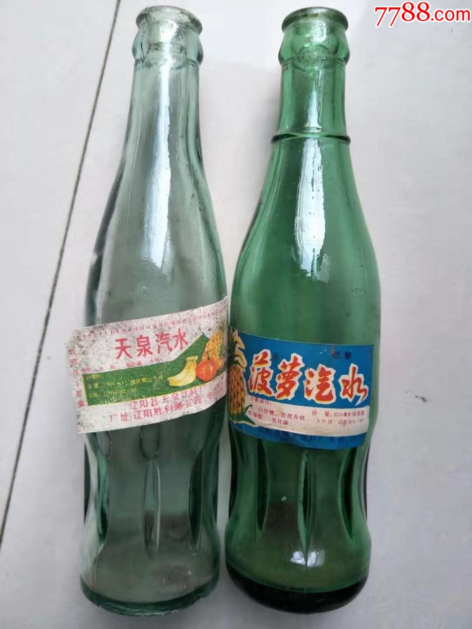 八十年代左右汽水瓶子两个,电话号码是5位的,有一个瓶底有小磕,图可见