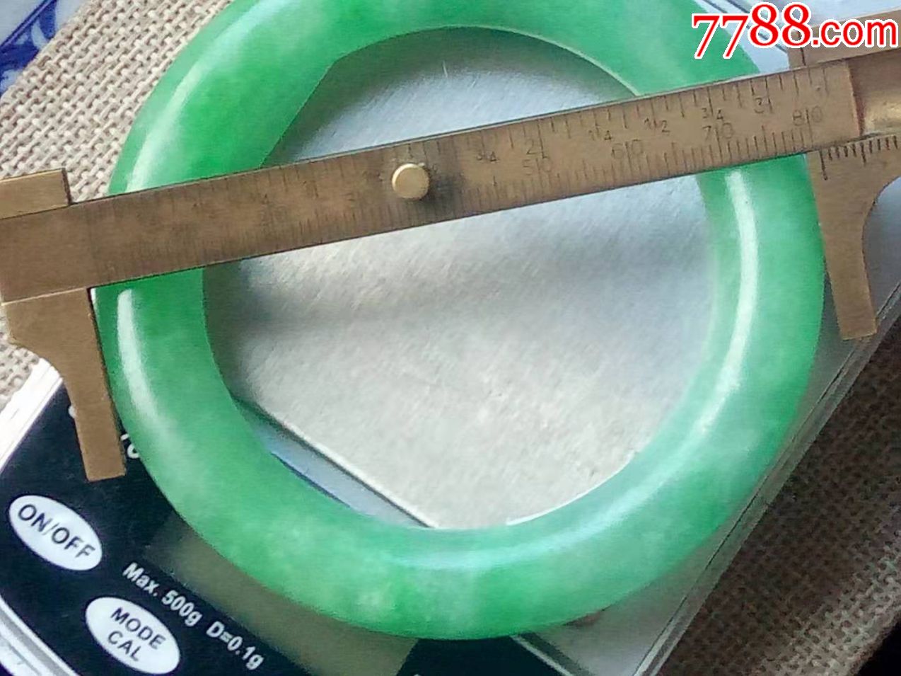 一个满绿翡翠手镯
