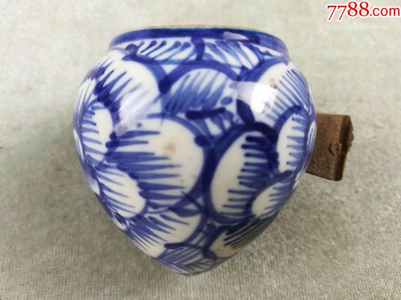 民国花卉纹尖底木把青花瓷老鸟食罐,精美纹饰,竹把带雕刻,品相全好