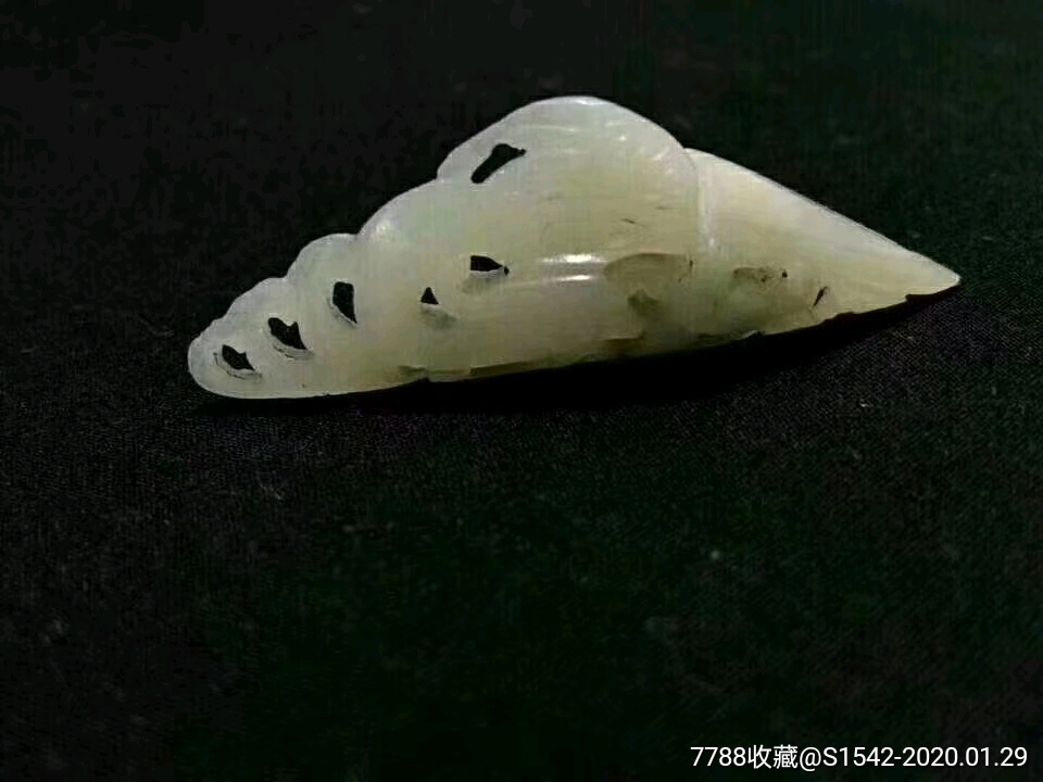 清代,和甸白玉雕凤衔灵芝纹三角形扇坠一件