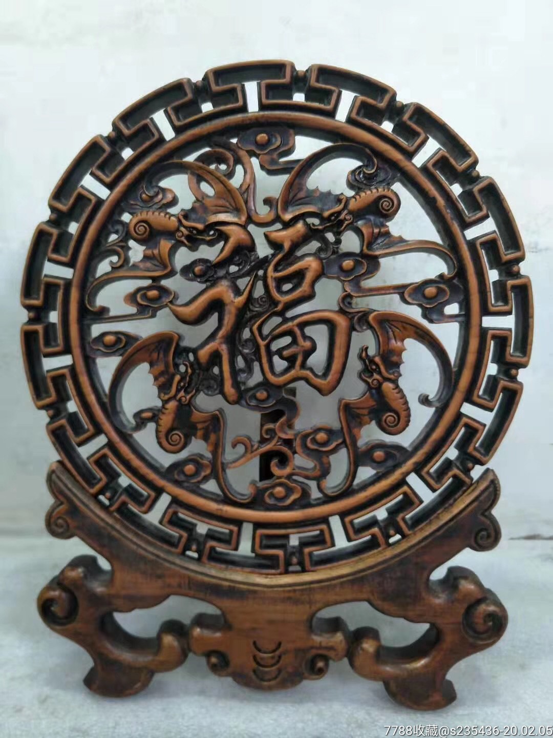 民国时期,黄杨木,镂空雕刻蝙蝠环绕福字摆件,包浆浓厚,保存完整,精美