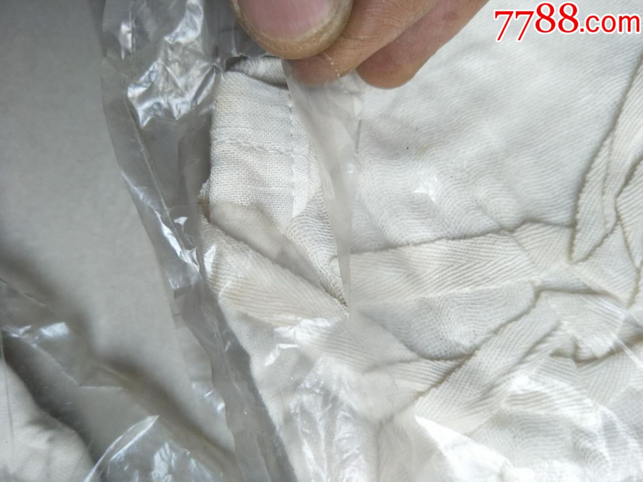 七八十年代左右医用口罩3个,全新品,没有使用过的,每个背面塑料有破损