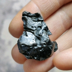 碳陨石,放一根烟在上面十分钟可以改变口感,编号c11