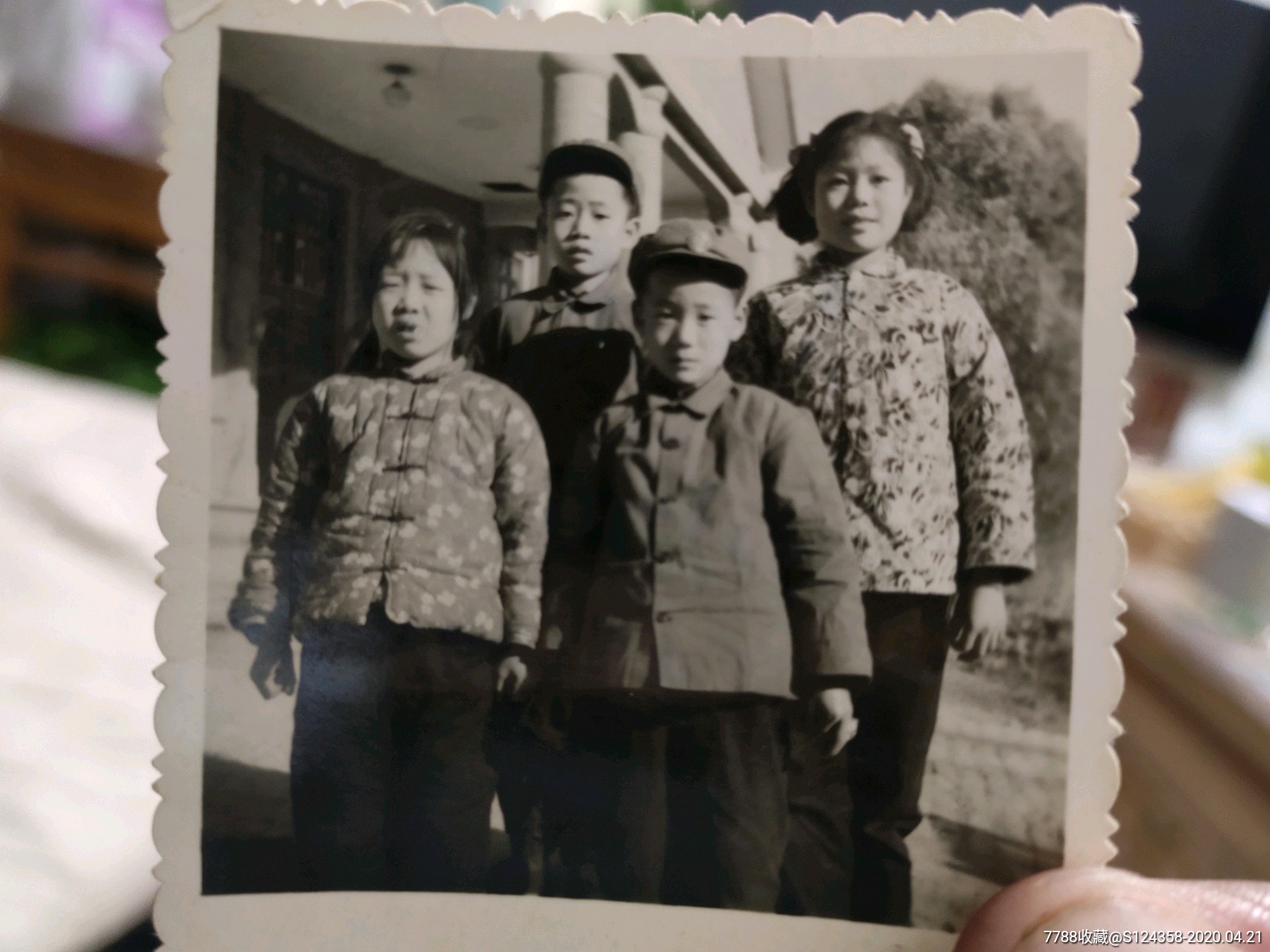 1977老照片:兄弟姐妹(5.2㎝×6.2厘米)