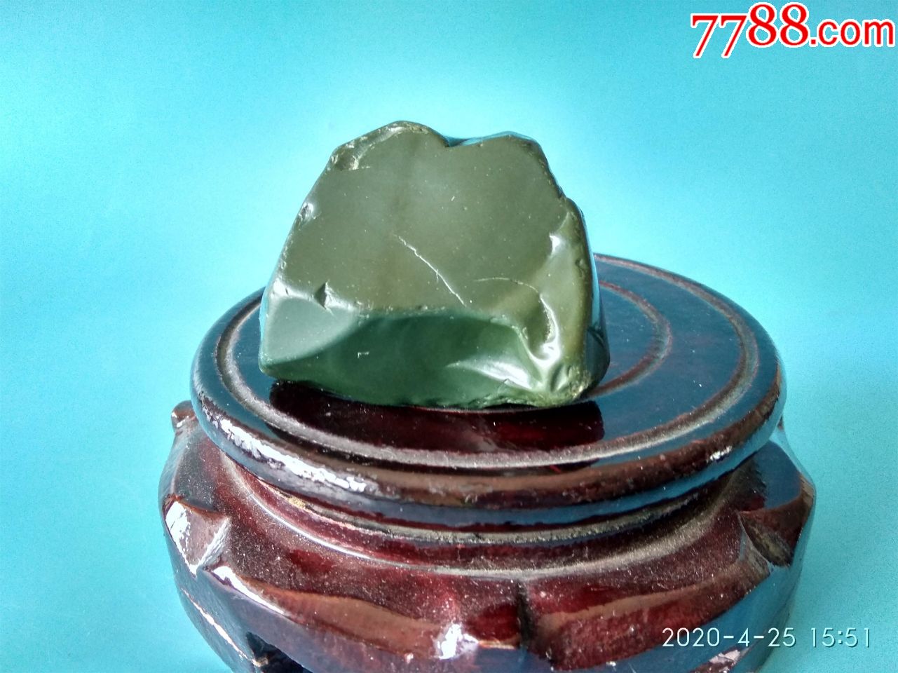 新疆奇石象形石沙漠漆,绿色的石头像一只坐着的青蛙