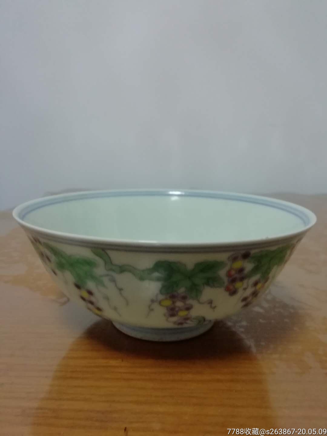 明成化斗彩葡萄纹碗