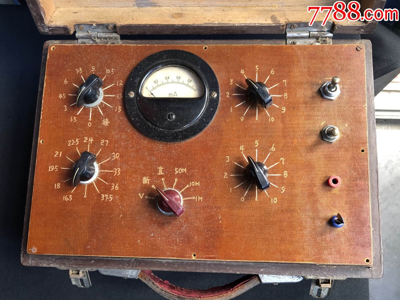 老式无线电盒子仪器设备一台