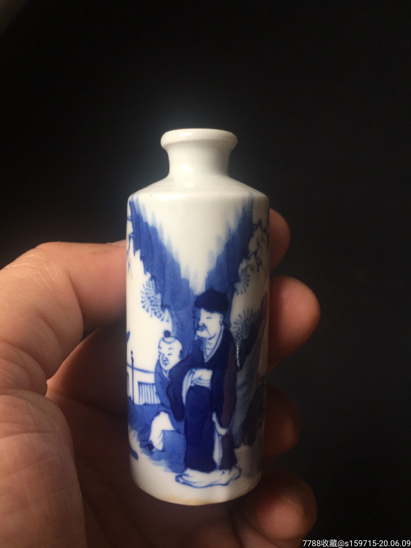 乾隆年制青花釉里红鼻烟壶