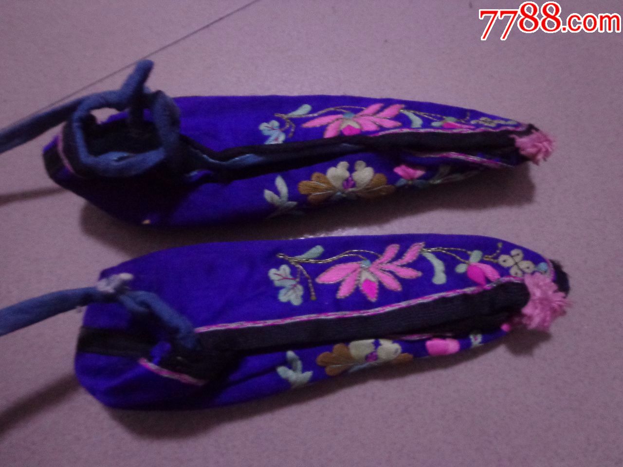 一双清代"三寸金莲"绣花鞋