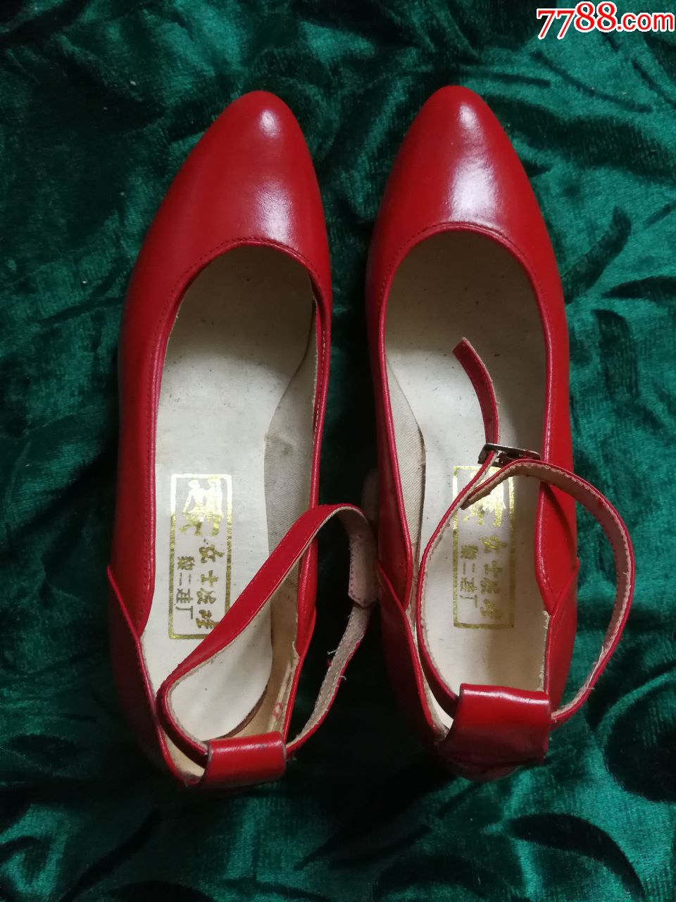 七八十年代女士红皮鞋