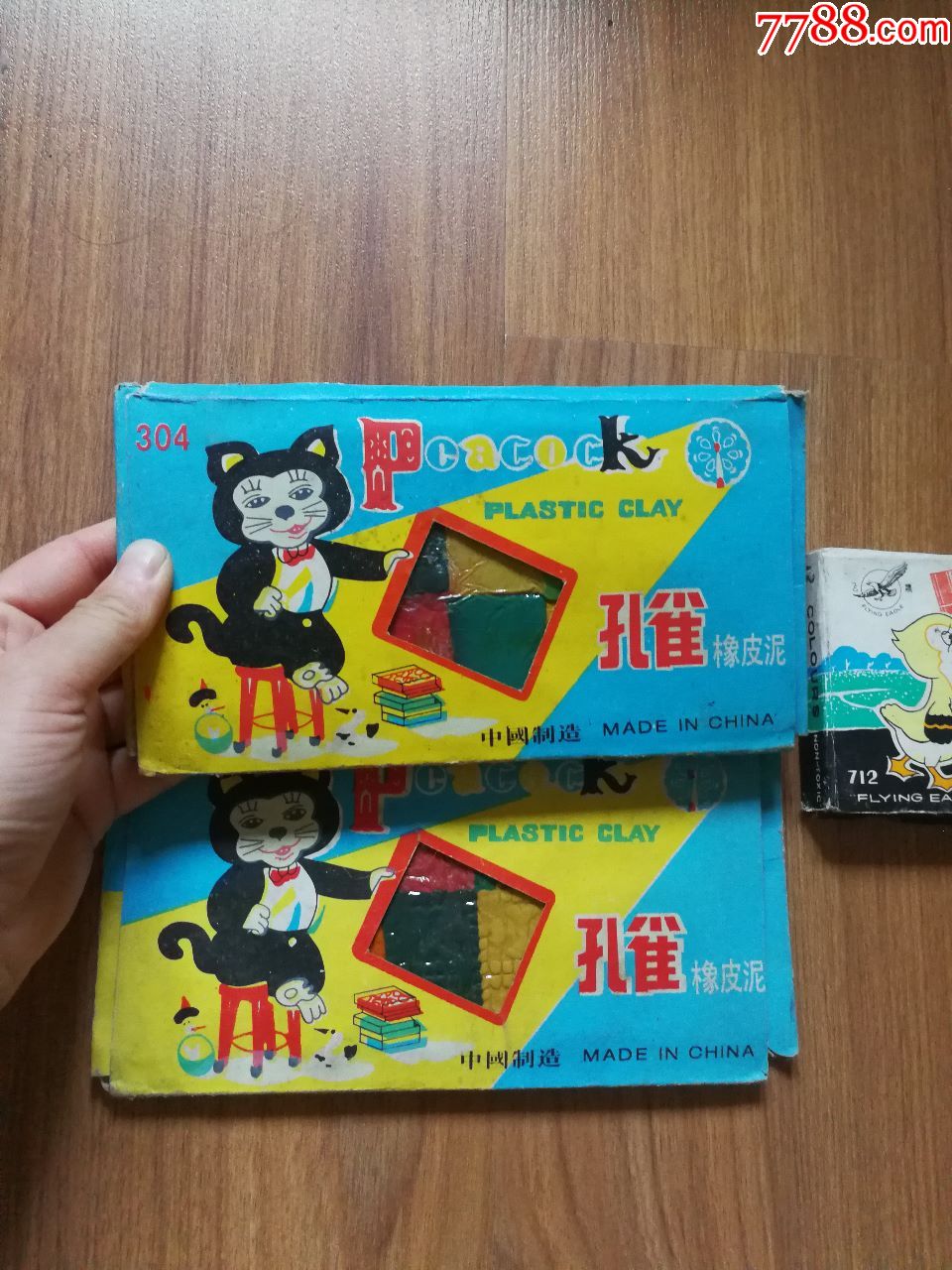 两盒老式橡皮泥和一盒蜡笔