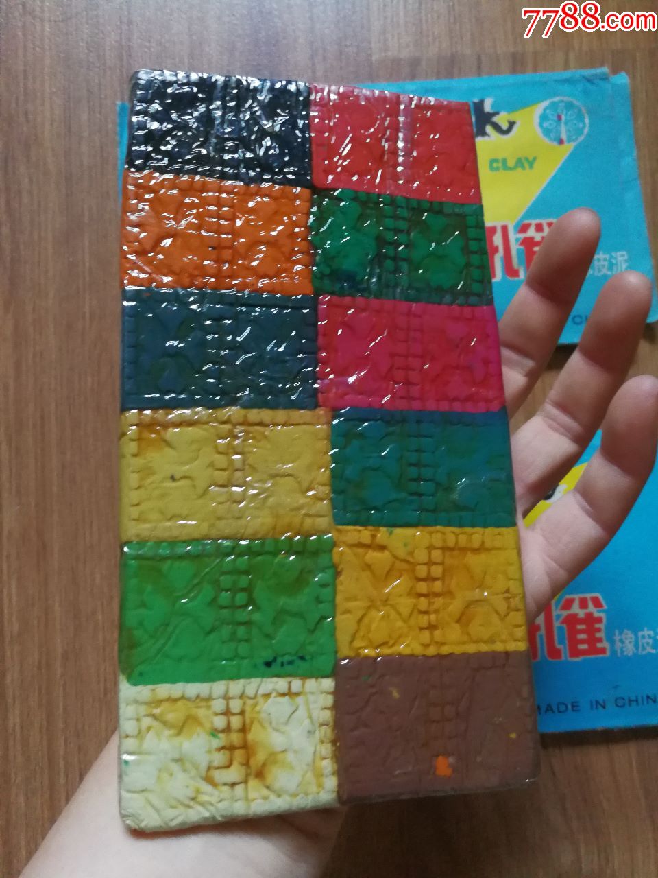 两盒老式橡皮泥和一盒蜡笔
