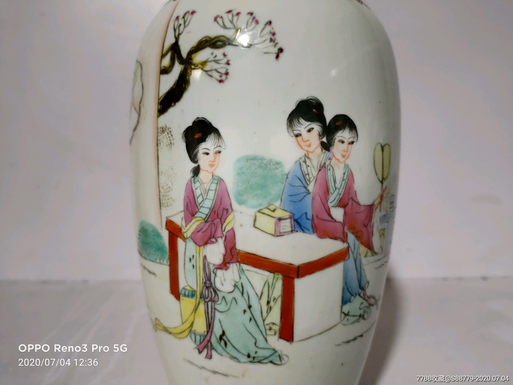 80年代左右粉彩仕女花瓶一个(上品)