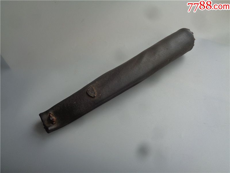 清代牛皮制作的长旱烟丝袋