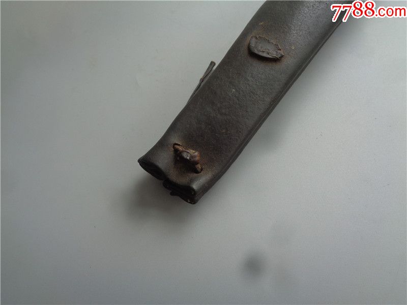 清代牛皮制作的长旱烟丝袋