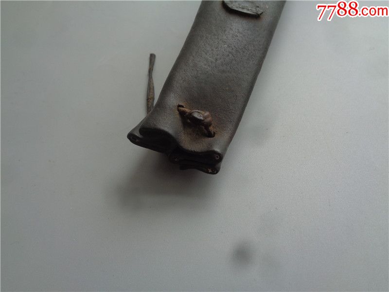 清代牛皮制作的长旱烟丝袋
