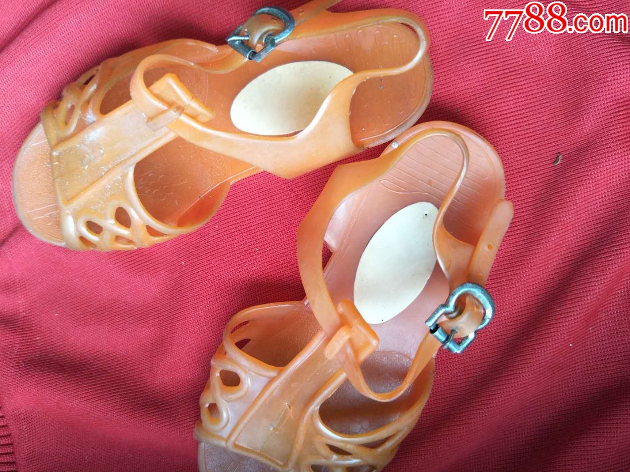 80年代凉鞋两双,女士鞋是全新品,没有用过,小孩子的鞋使用过,一起拍