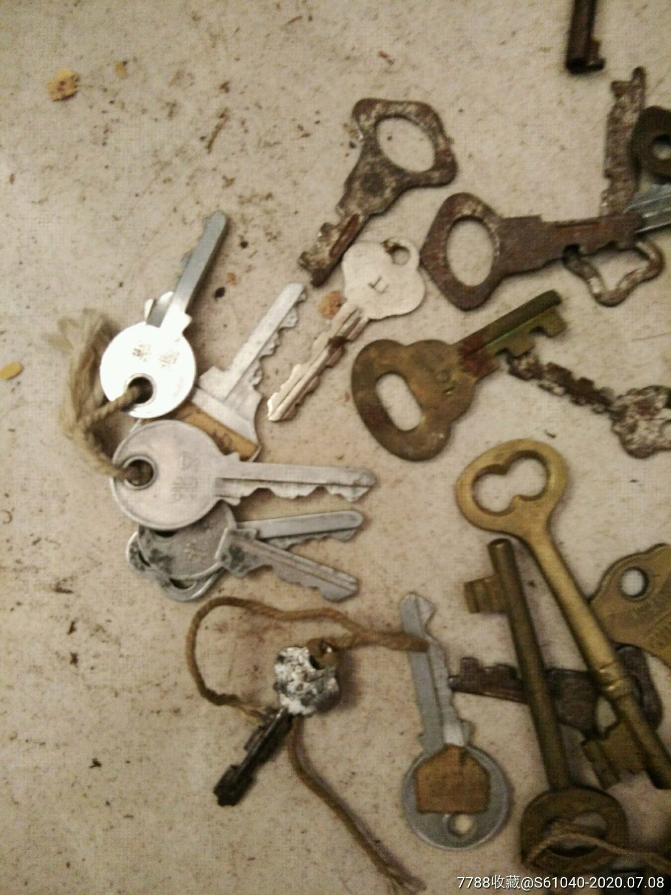 老钥匙一堆老锁配件《一天快拍》