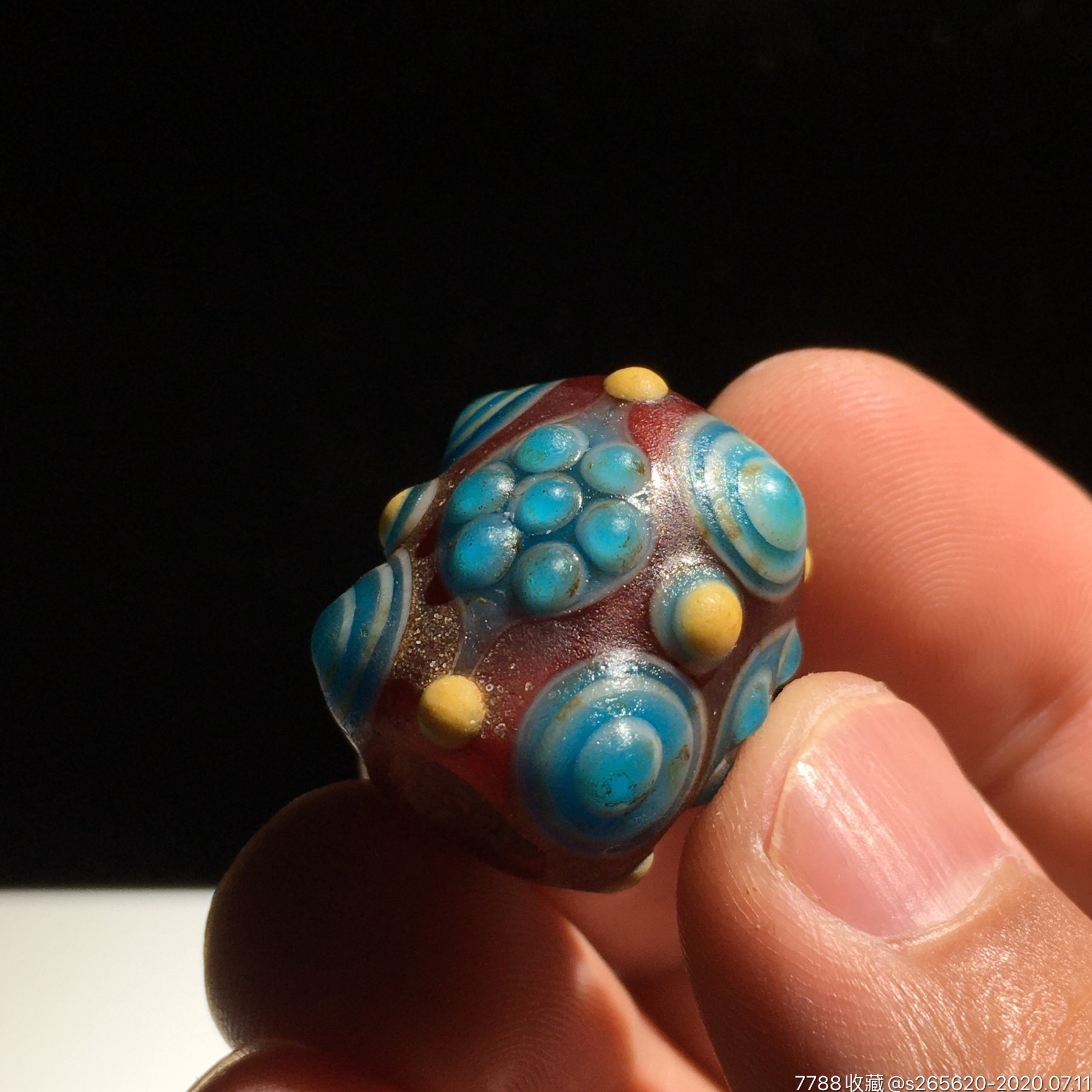 琉璃蜻蜓眼,七星花纹饰精美,色彩搭配古朴典雅,风化自