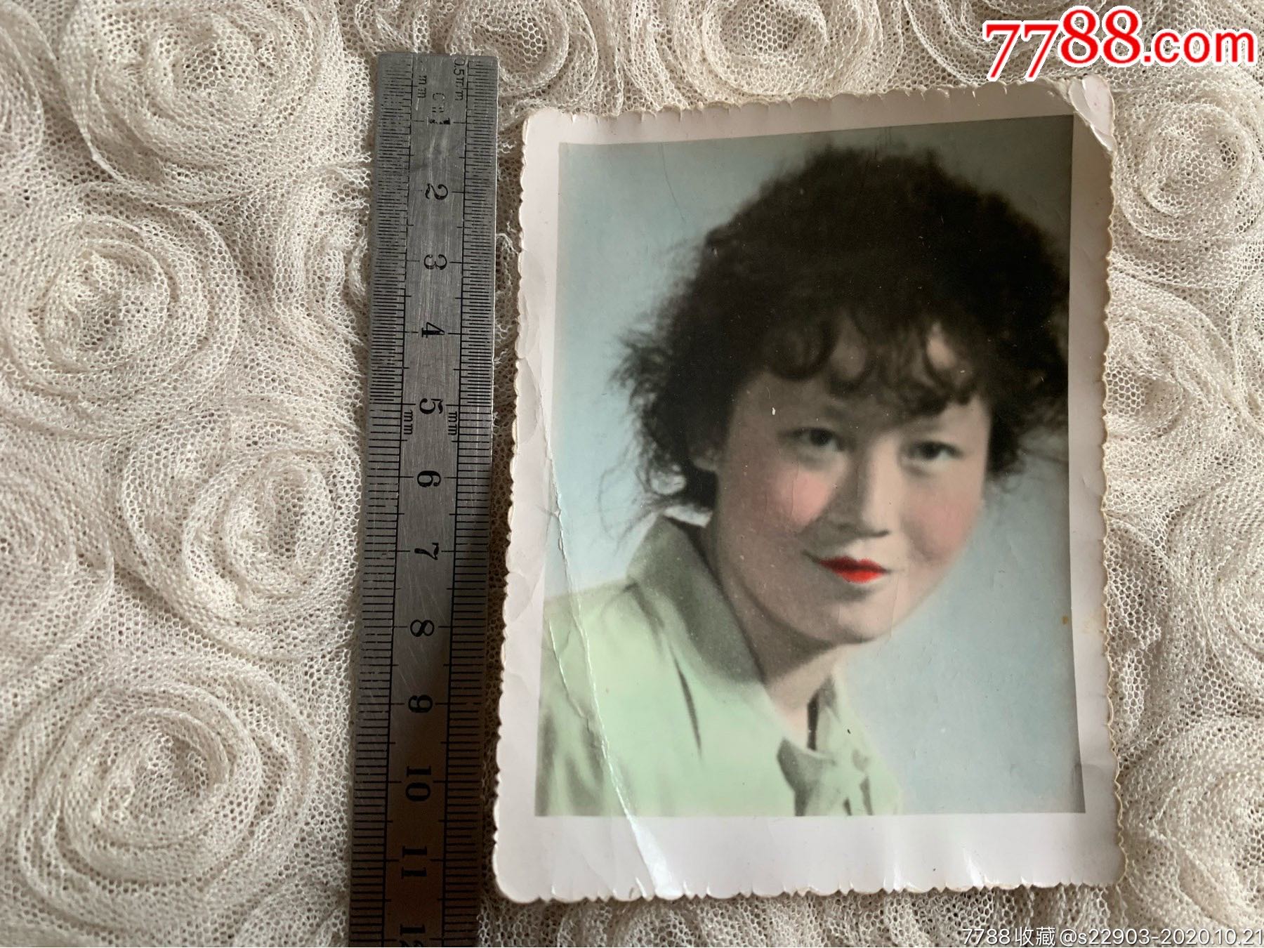 七八十年代老照片手工上色卷发美女红唇粉嘟嘟的脸带约11489厘米