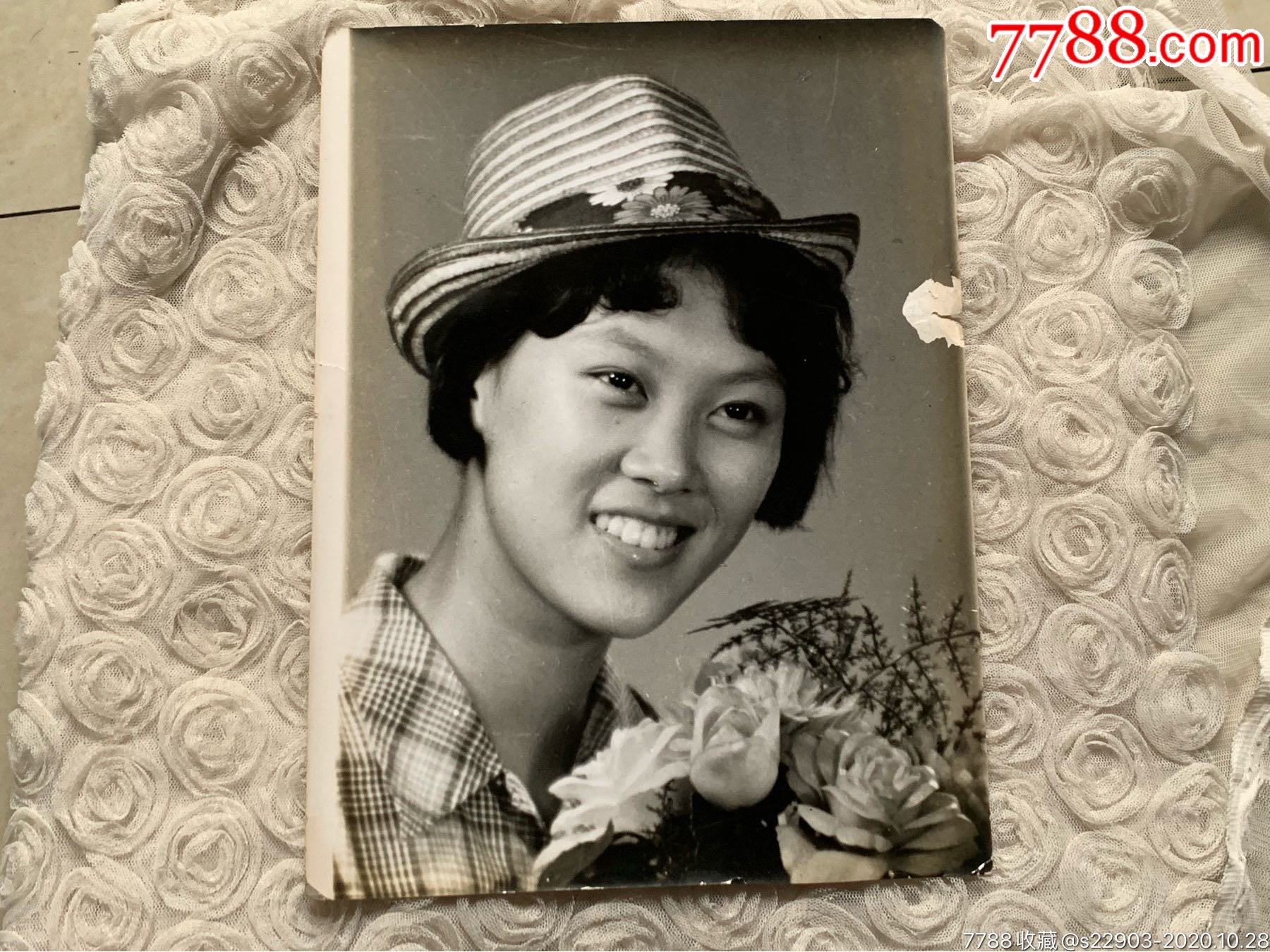 七十年代带纸板老照片手工上色短发围围巾女子青年元旦色彩靓丽上海