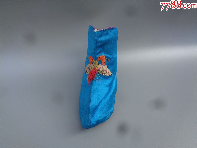 清代婴儿穿的刺绣蝴蝶纹袜鞋一只