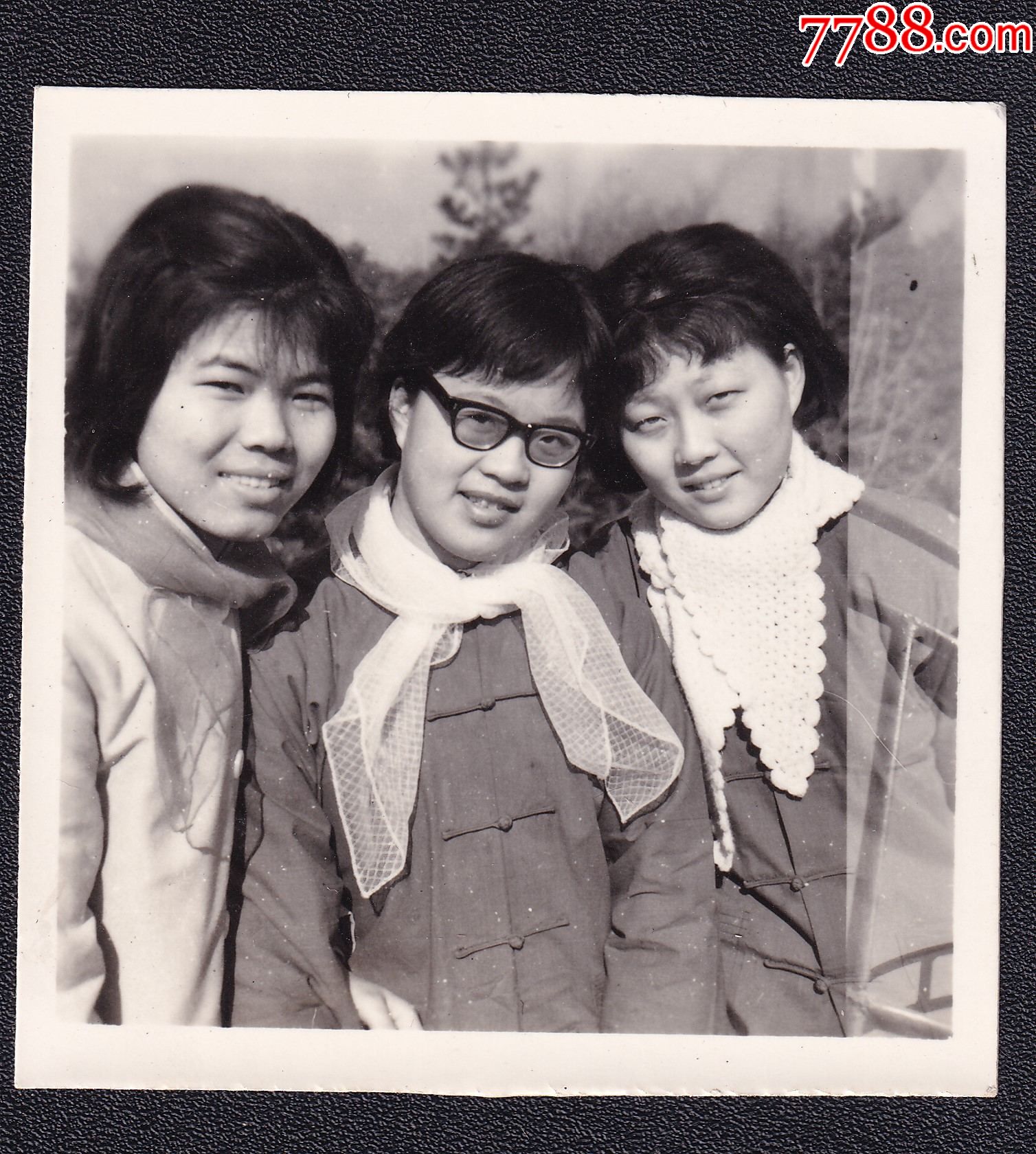 70年代美女学生老照片1张(尺寸约6.1*6.2厘米)