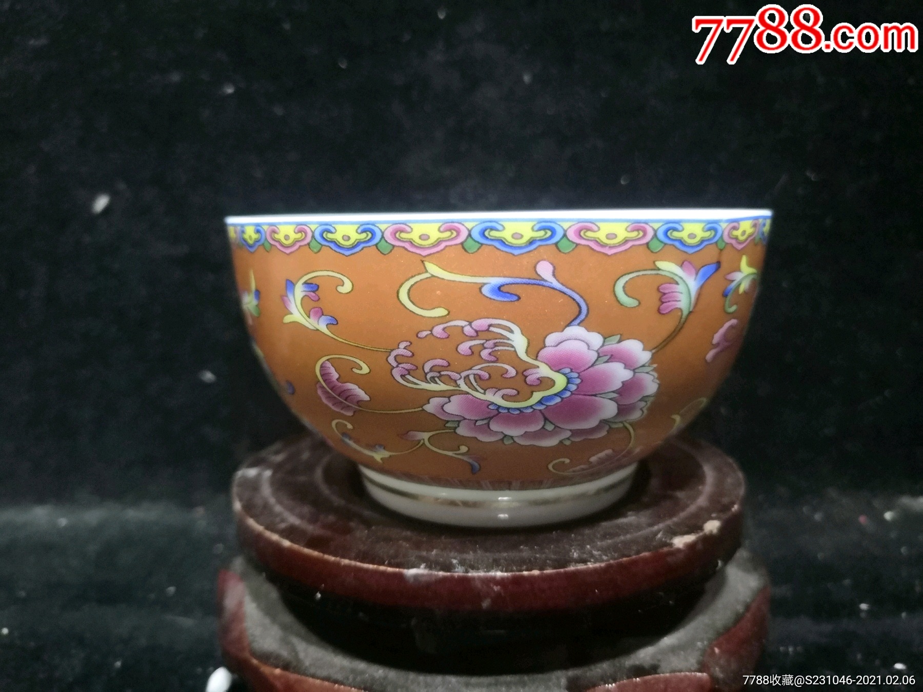 早期艺术瓷厂全手工紫金釉地四季花卉茶碗