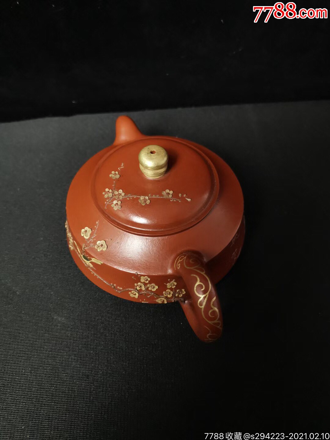 周桂珍作品原矿大红袍砂料制成,整体造型古朴典雅,形器雄健严谨,线条