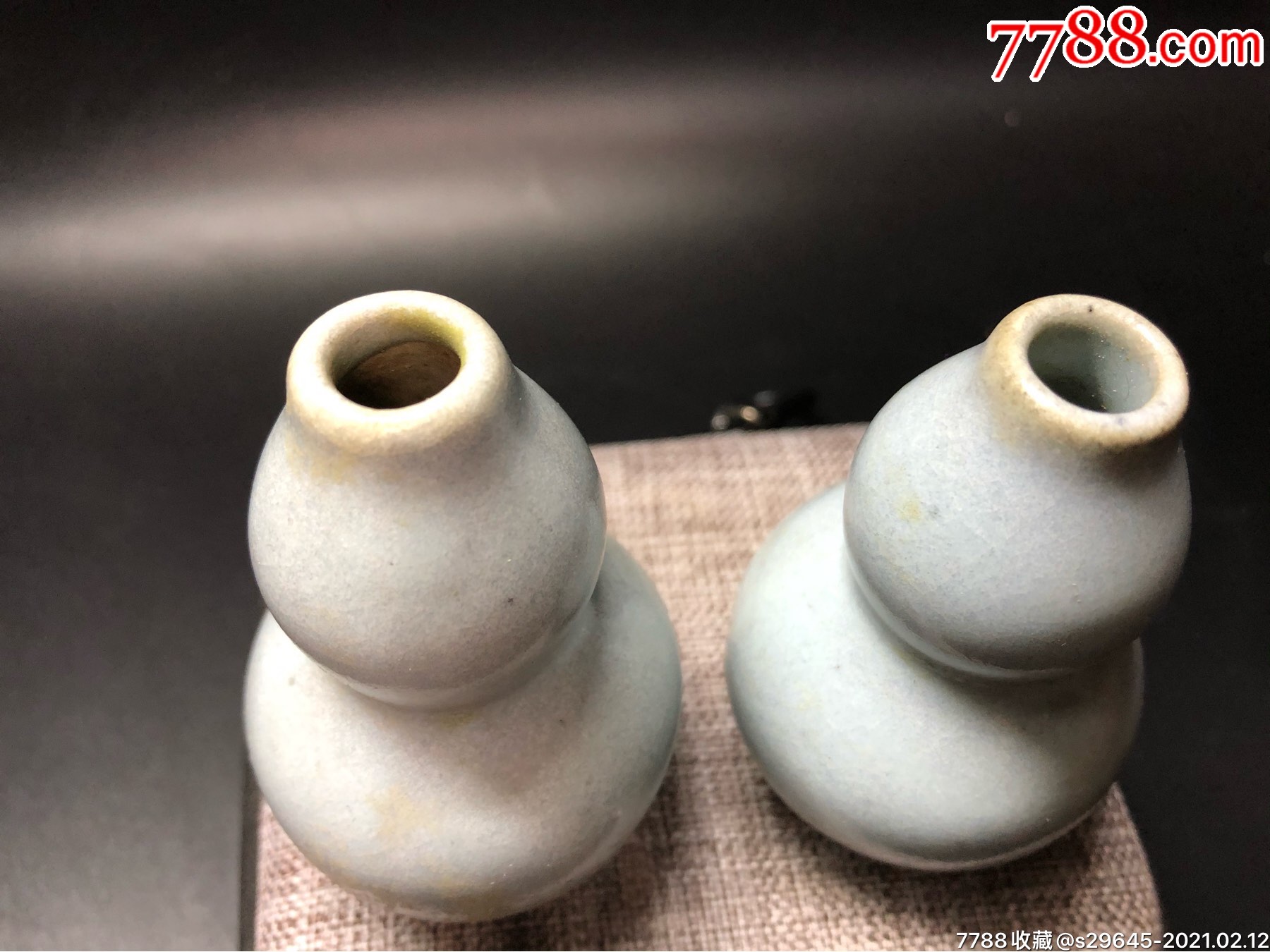 一对小葫芦瓶