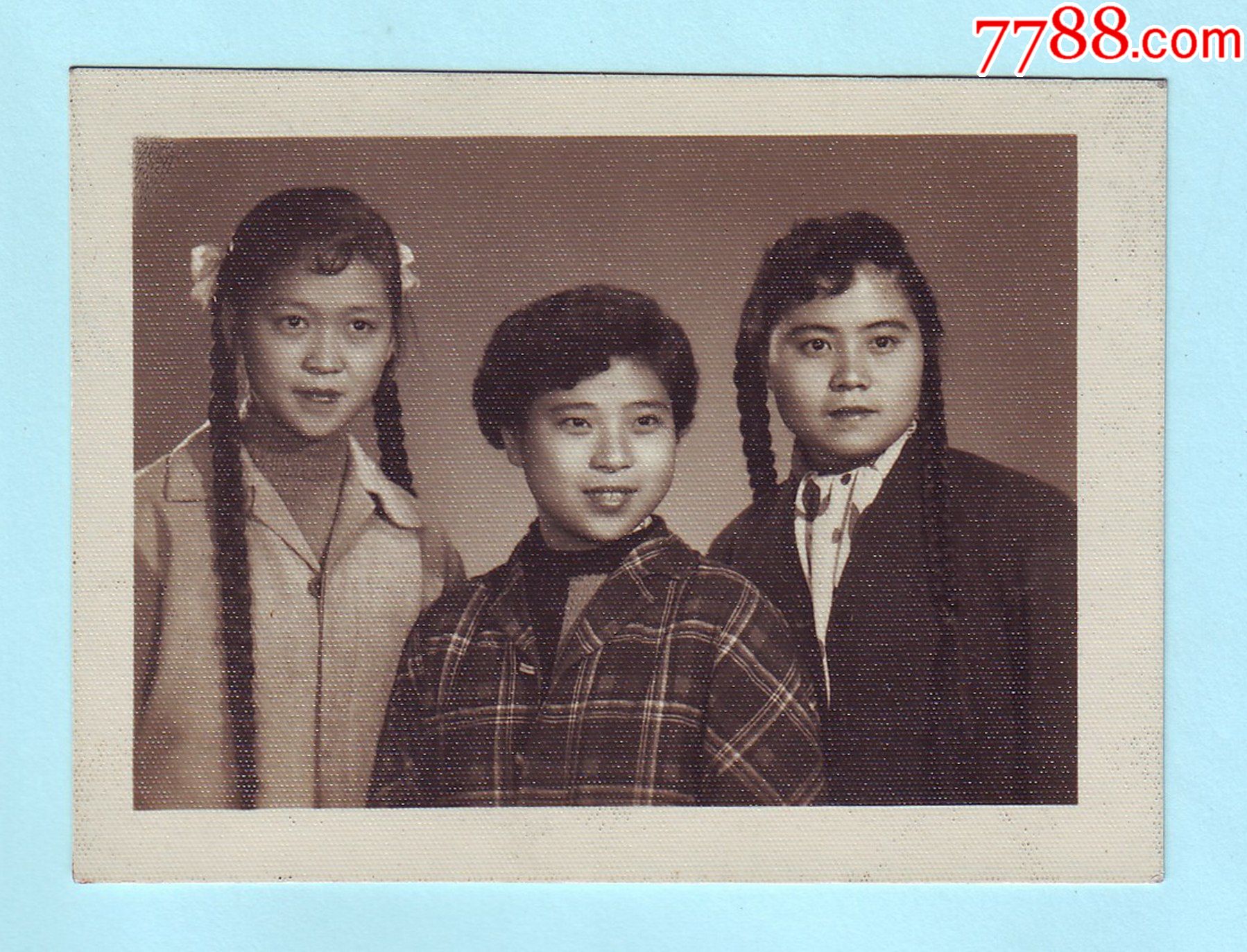 早期美女三姐妹合影黑白照片,两个长辫子,一个短头发,高清像片