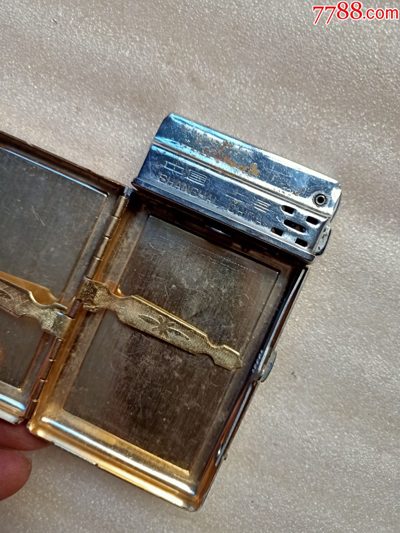 80年代带有打火机装烟卷的盒子a649,关盒时自动打火,没有燃油了,好用