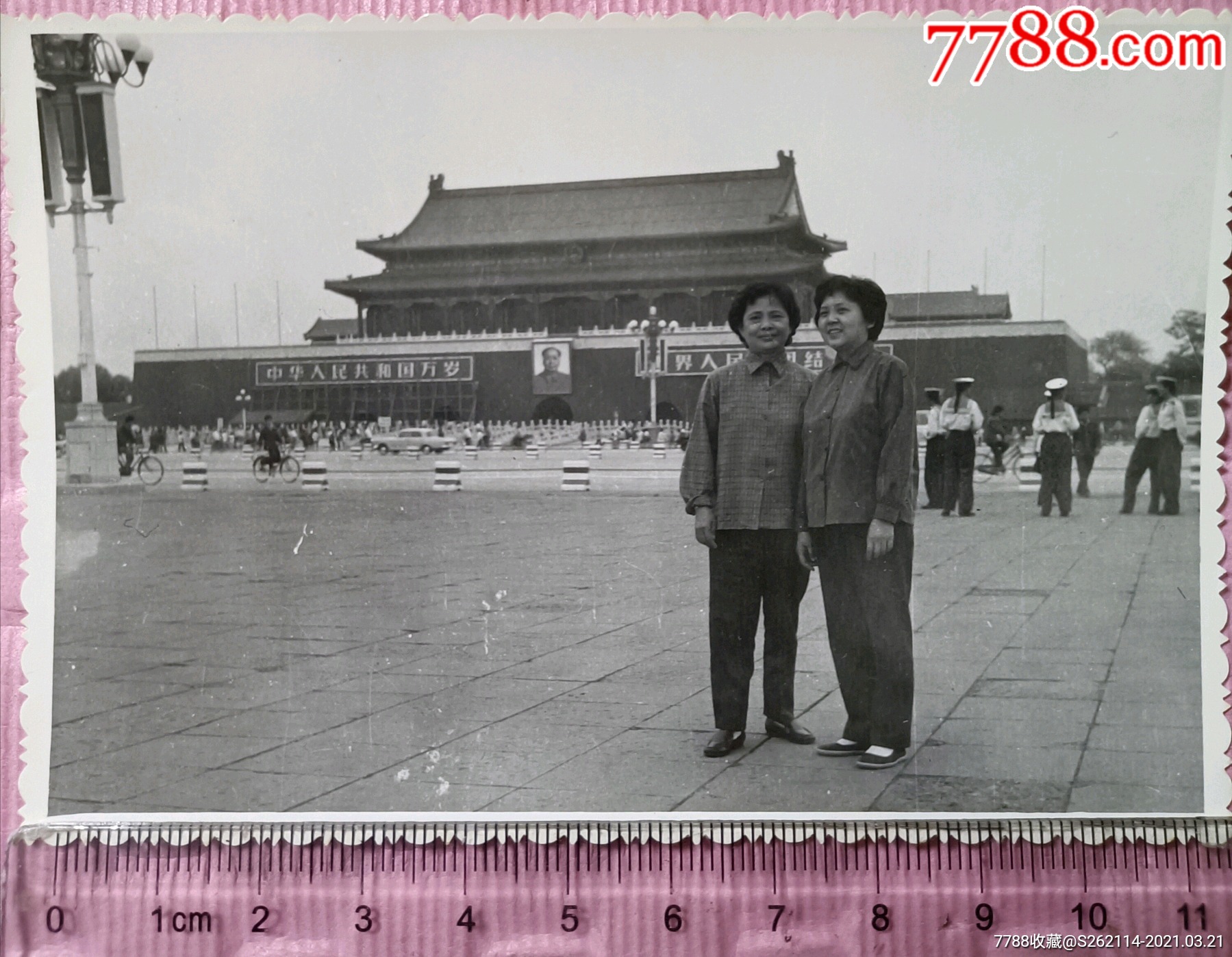 大约六七十年代的北京天安门老照片,几位海军和当时的服饰,骑自行车的