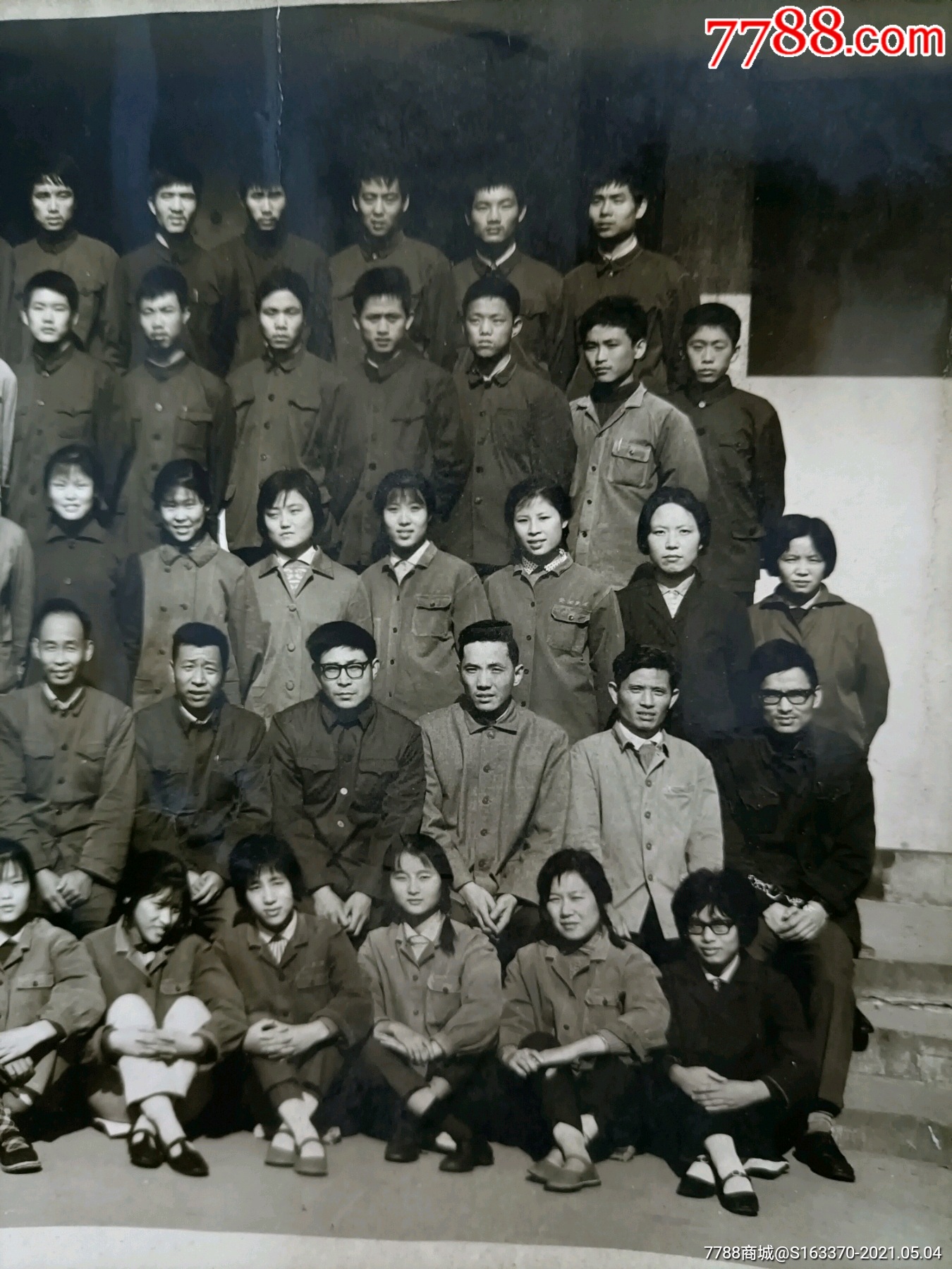 老照片,上海市塑料研究所,技工学校首届毕业生留影,,1975年