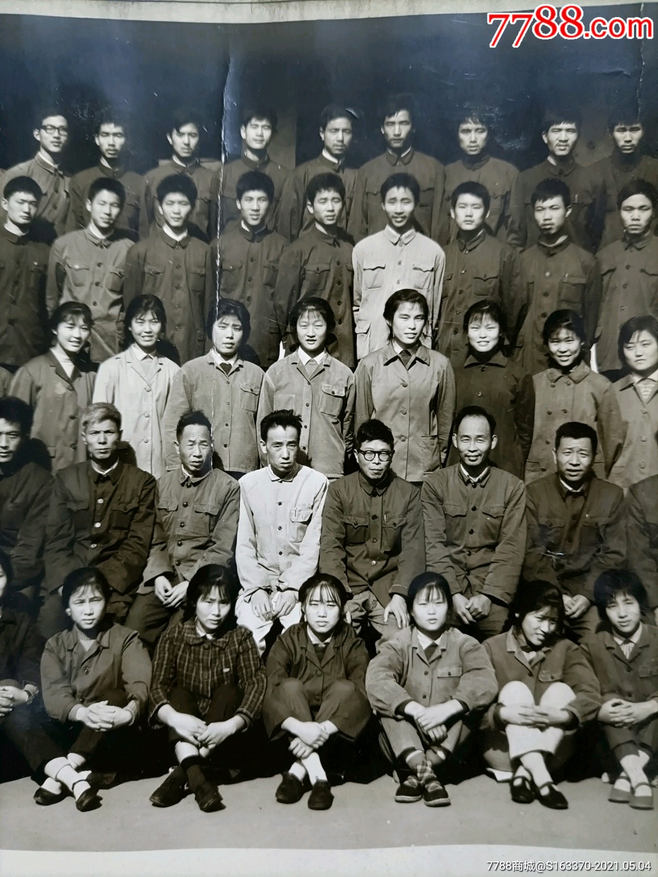 老照片,上海市塑料研究所,技工学校首届毕业生留影,,1975年