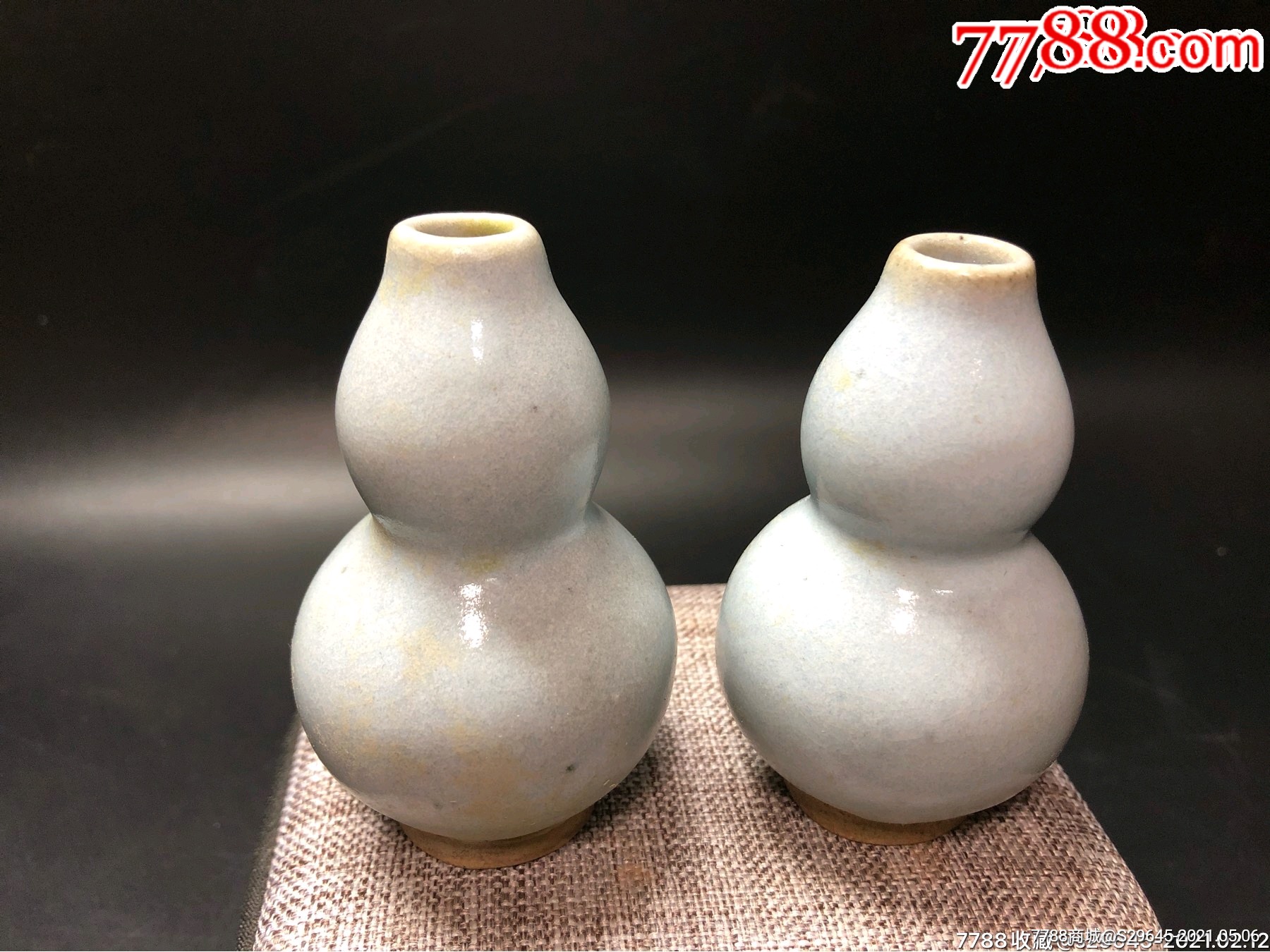 一对小葫芦瓶