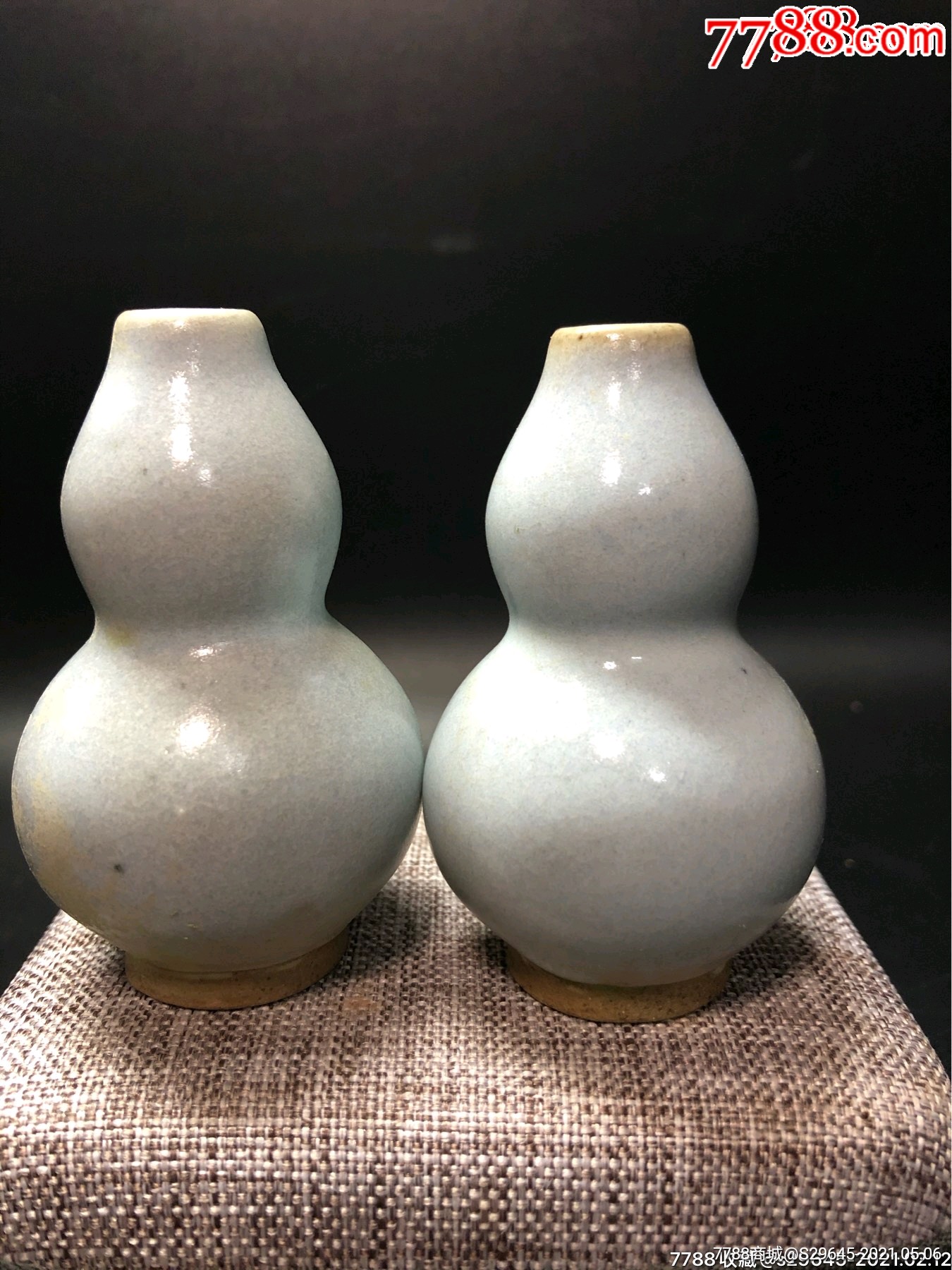 一对小葫芦瓶