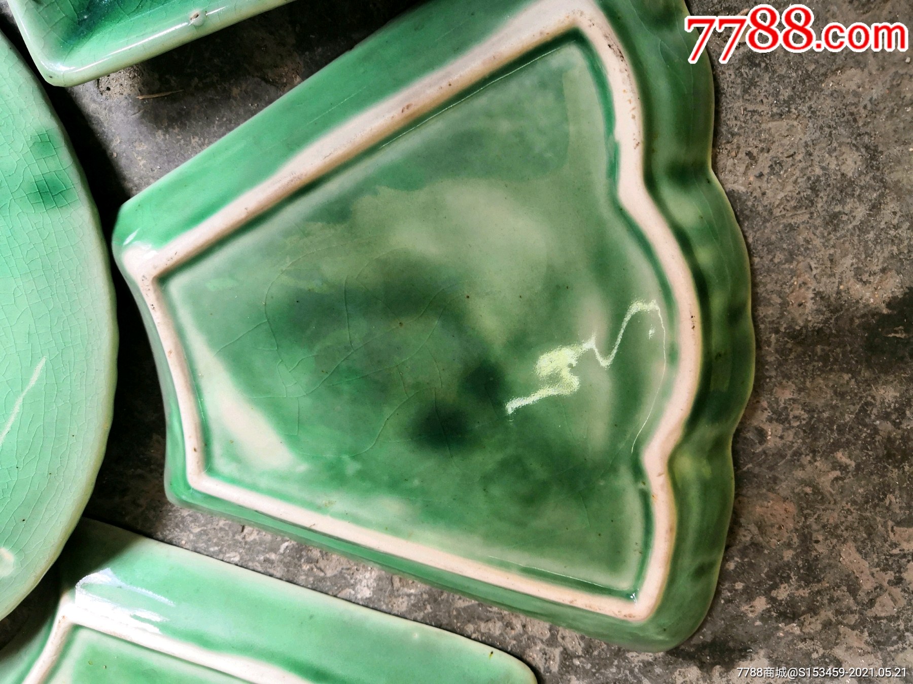 一套七八十年代绿釉扇形盘子
